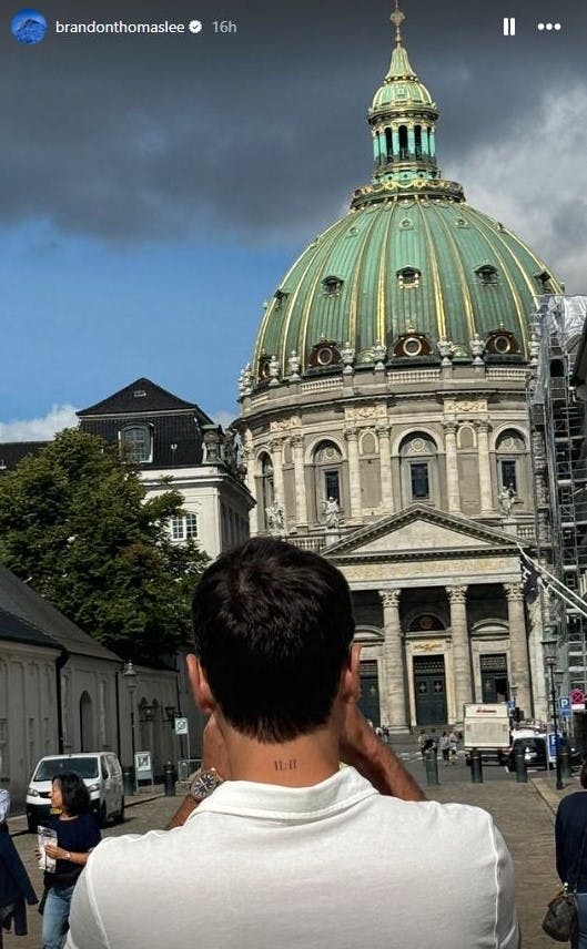 På en Instagram-story viser Brandon Thomas Lee, at han har besøgt Marmorkirken i København.