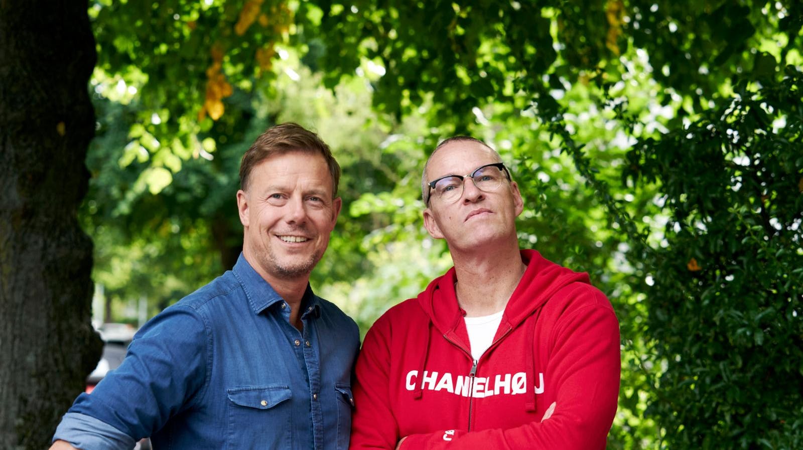 Sammen med Morten Kirkhoff, 53, rejser Jan rundt og oplever verden med ”Nul stjerner”.