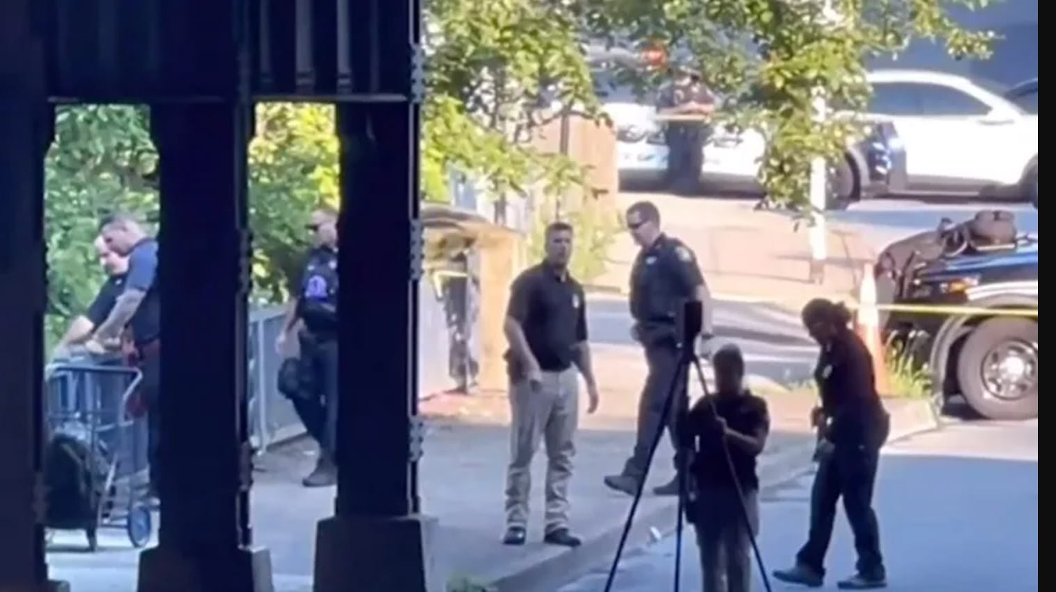 De seneste to dage har betjente i New York gjort grufulde fund af et menneske – først i en udbrændt indkøbsvogn og senere i en lejlighed.