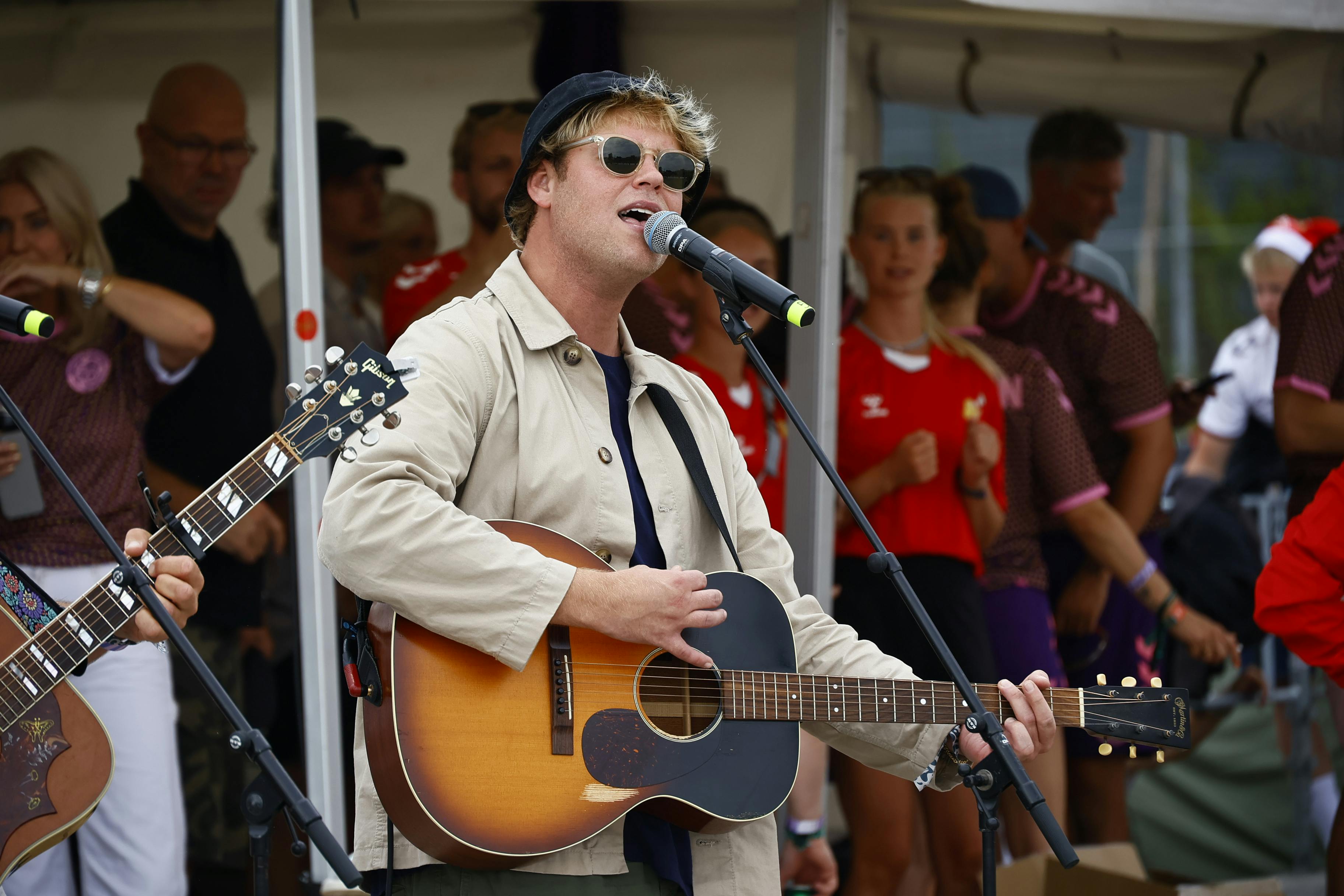 Hjalmer tog forskud på festivalen, da han mødte op og gav koncert på Kærligheden. Senere giver han nemlig koncert på Stjernescenen.