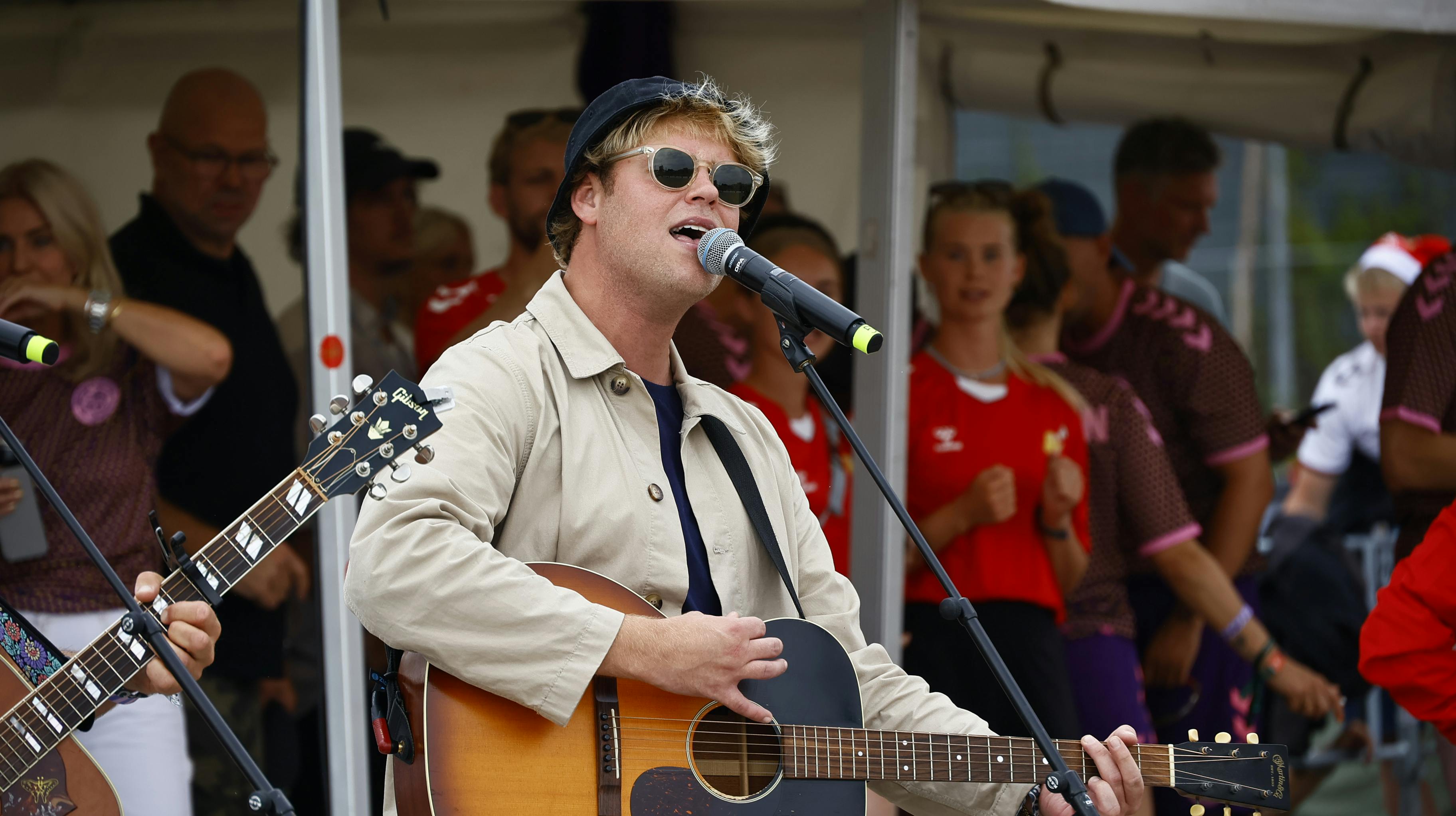 Hjalmer tog forskud på festivalen, da han mødte op og gav koncert på Kærligheden. Senere giver han nemlig koncert på Stjernescenen.