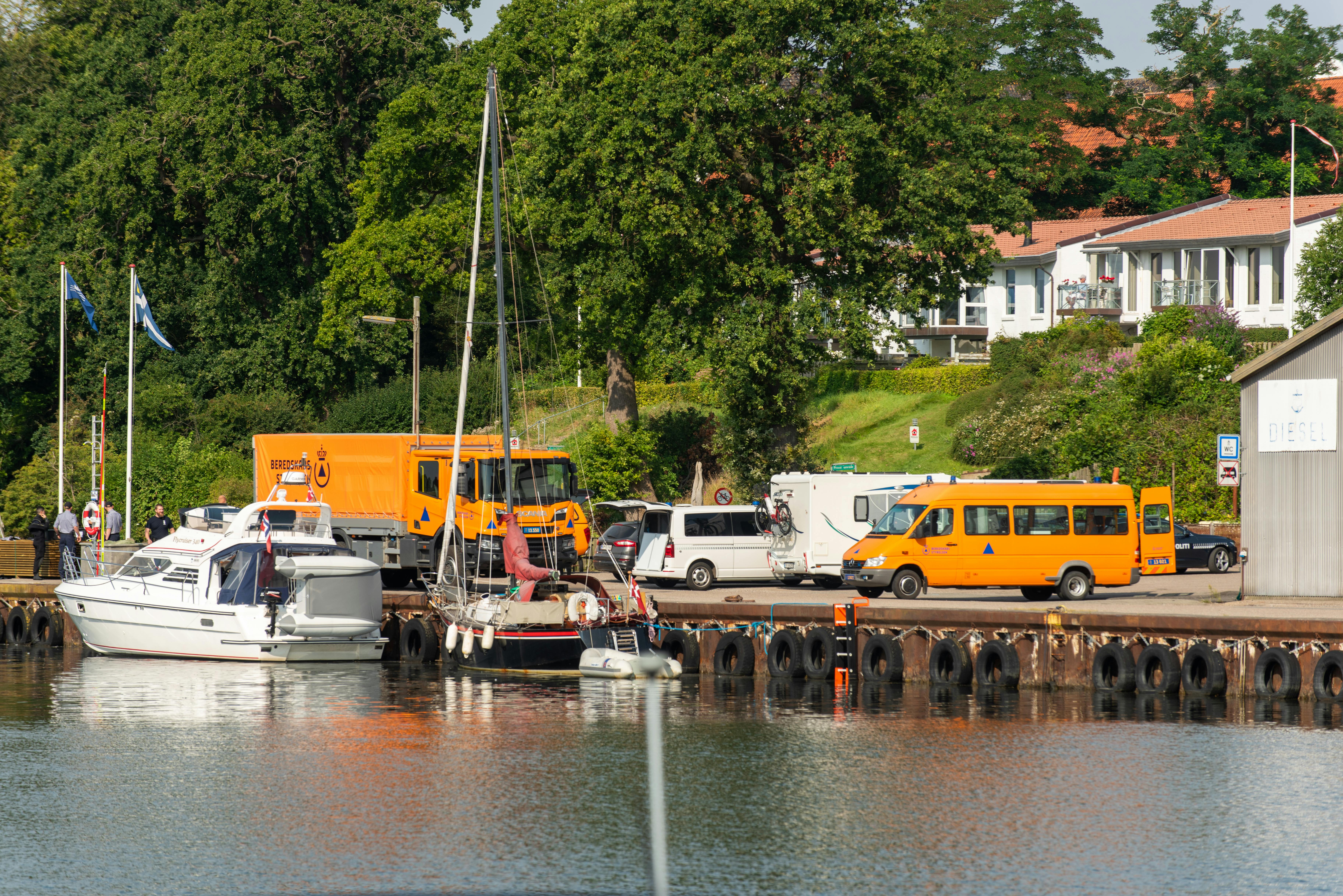 Politi og redning til stede på Augustenborg Havn onsdag formiddag, hvor en mand er fundet død.