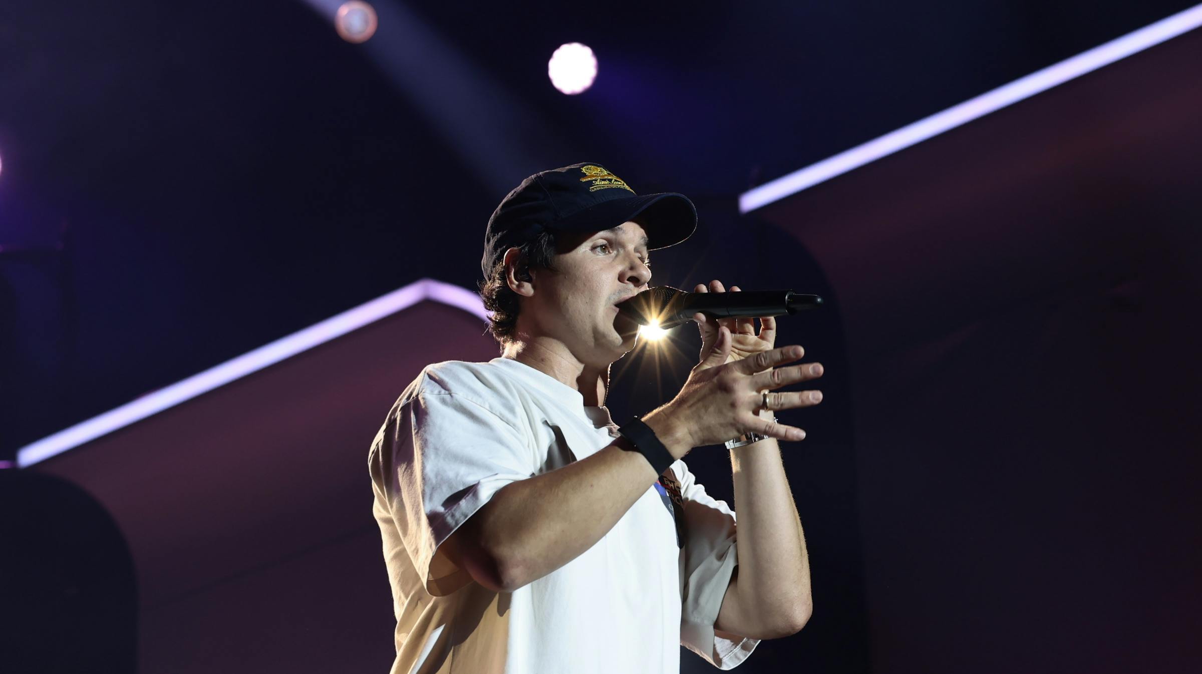 Lukas Graham måtte onsdag komme en koncertgænger, der havde fået et ildebefinde, til undsætning. 