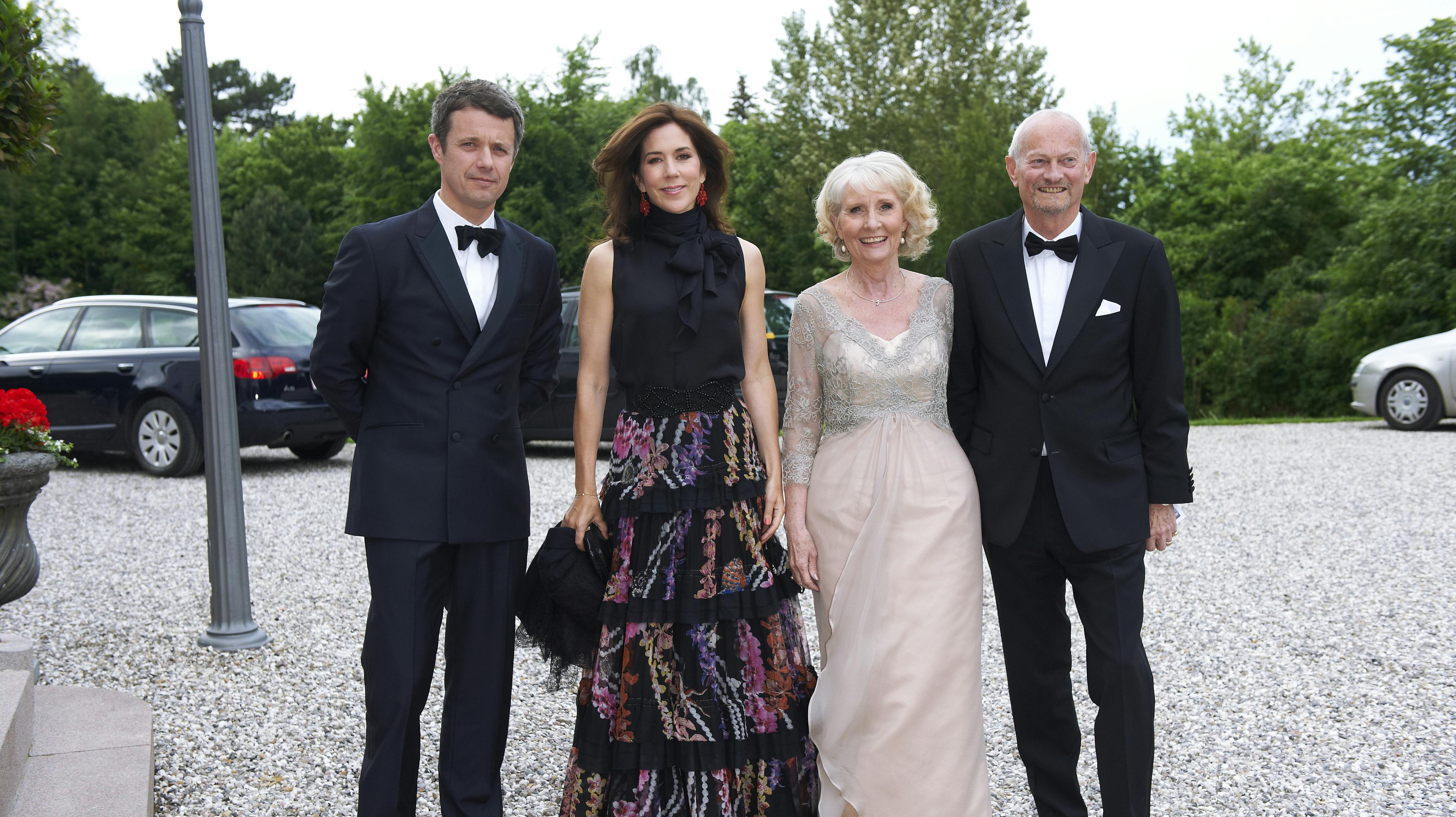 Tidligere hofchef Per Thornit holder 70-års fødselsdag på Christiansholm Slot i Klampenborg. Gæsterne ankommer til festen. Kronprinsparret sammen med fødselaren og dennes kone Ulla Thornit.