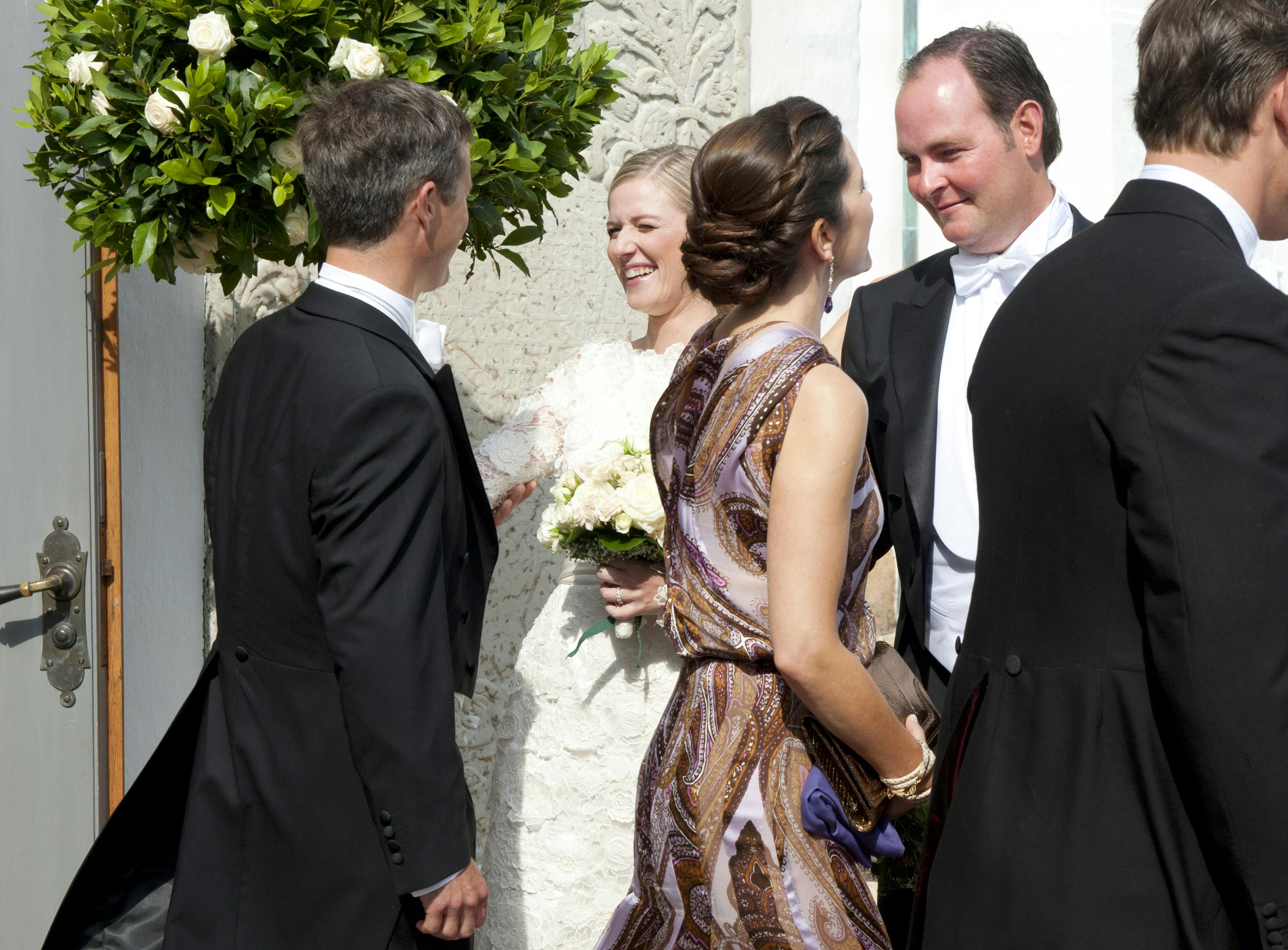 Daværende kronprinsesse Mary og kronprins Frederik lykønsker brudeparret efter vielsen. 