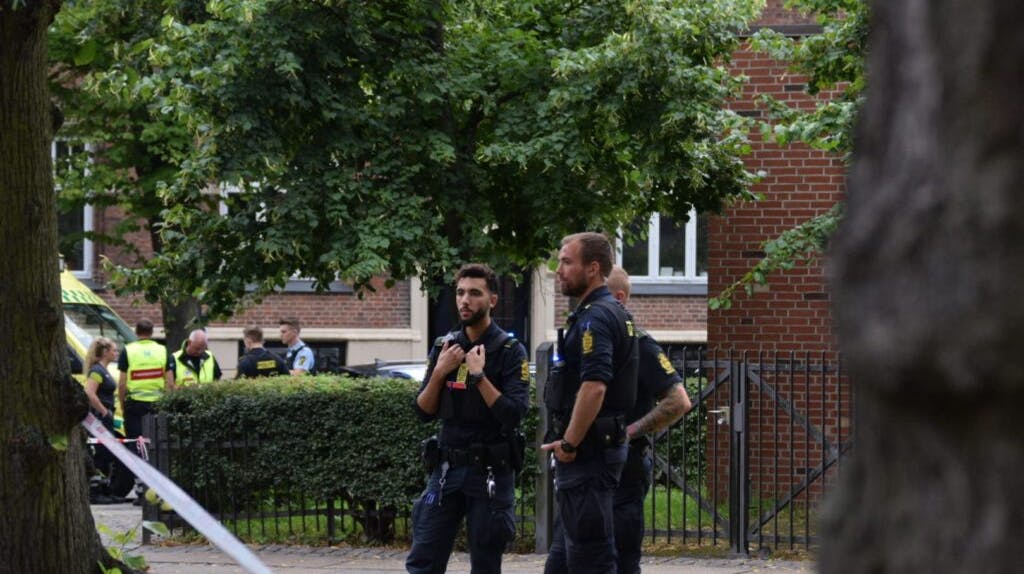 Politiet massivt til stede på Nørrebro, hvor en mand er blevet dræbt af skud. En 42-årig kvinde er også ramt, men uden for livsfare.