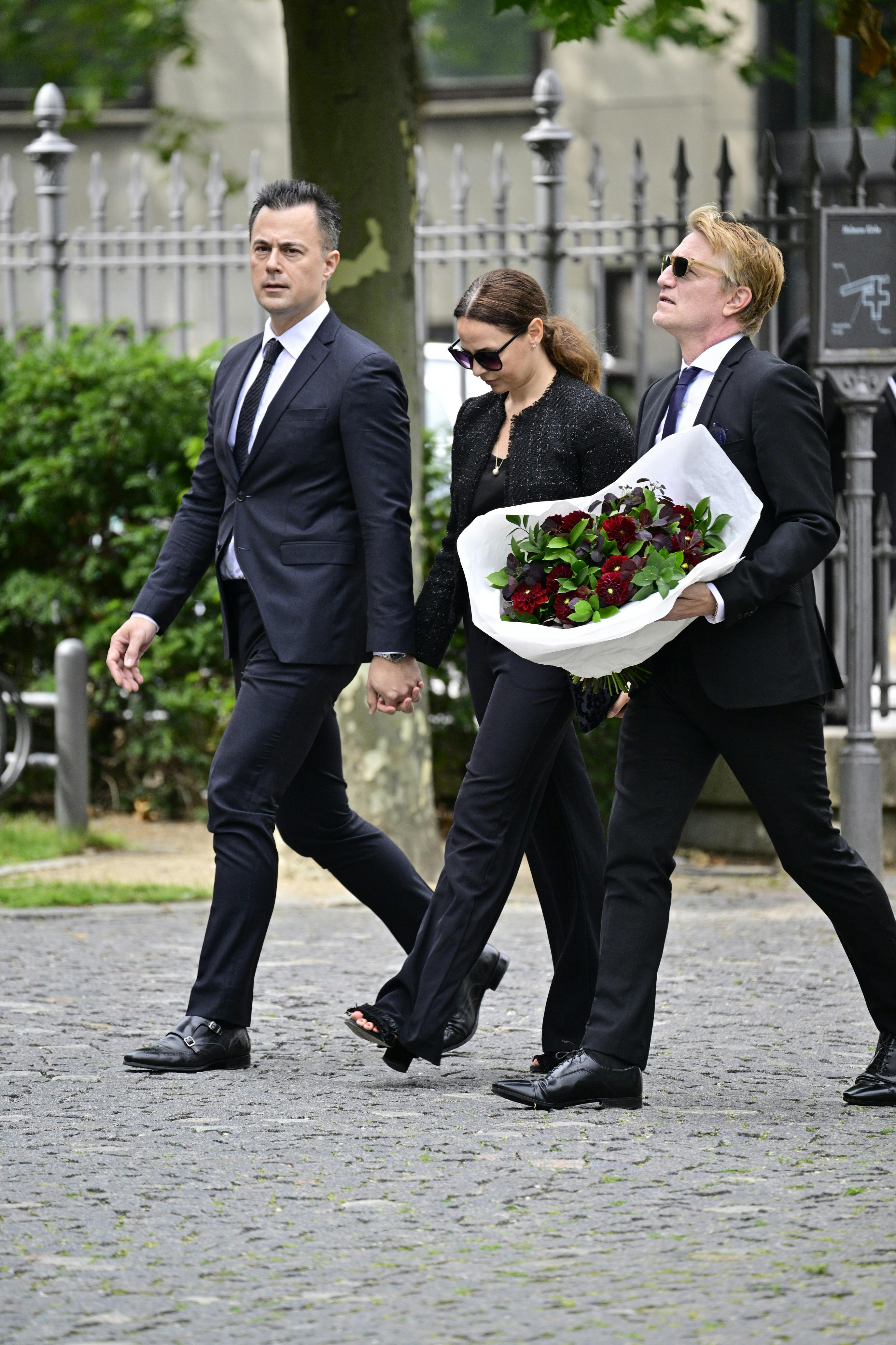 Gæster begyndte ved 14-tiden at ankomme til Per Thornits bisættelse fra Holmens Kirke i København.