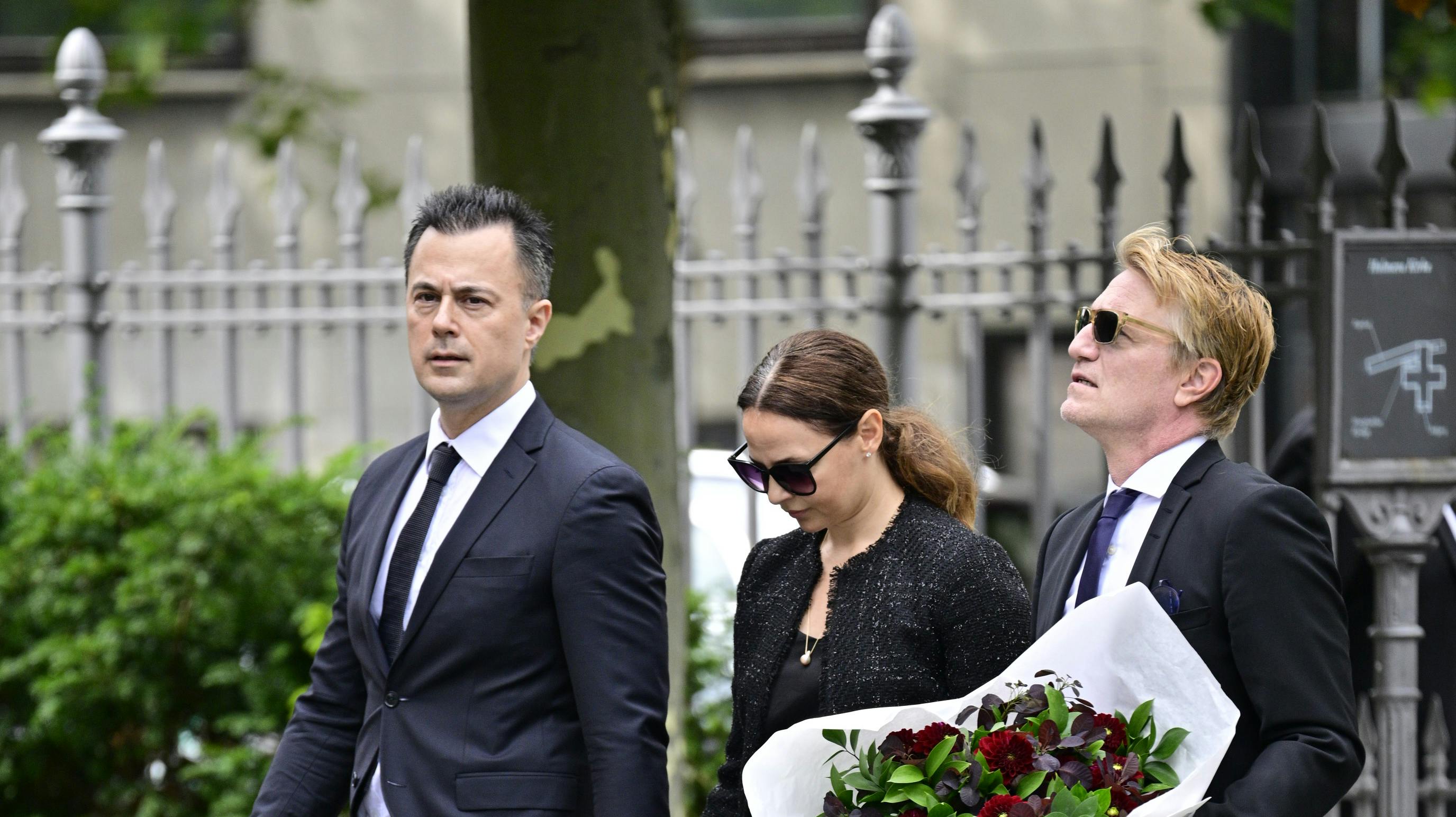 Gæster begyndte ved 14-tiden at ankomme til Per Thornits bisættelse fra Holmens Kirke i København.