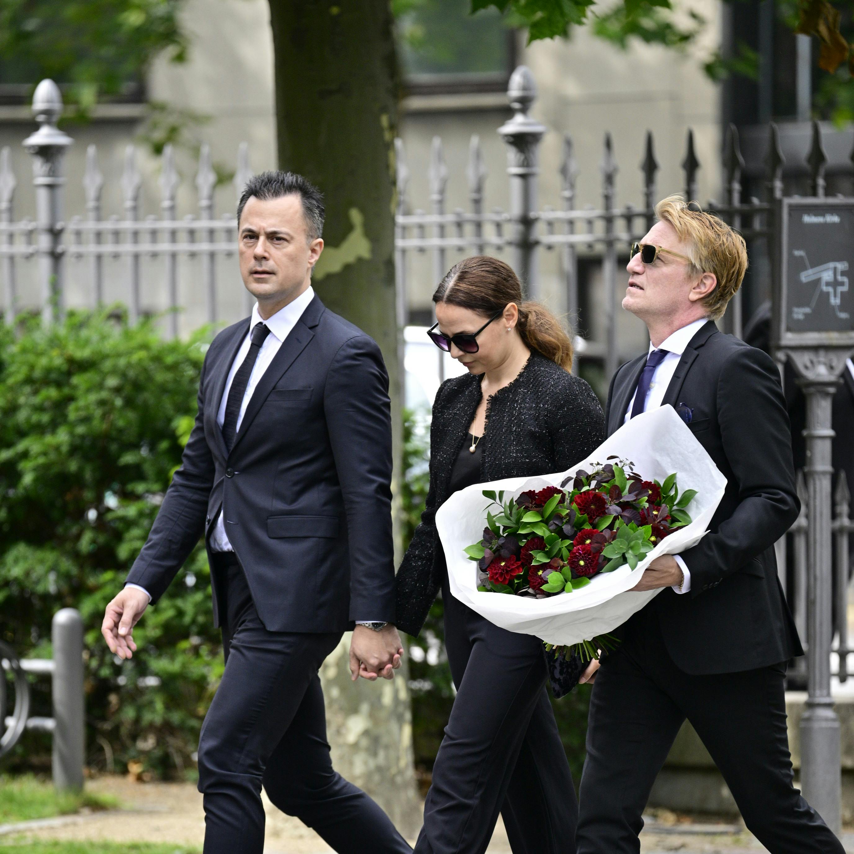 Nikolaj Hübber nægter at svare på spørgsmål om hans sygemelding, da SE og HØR møder ham efter Per Thornits bisættelse.