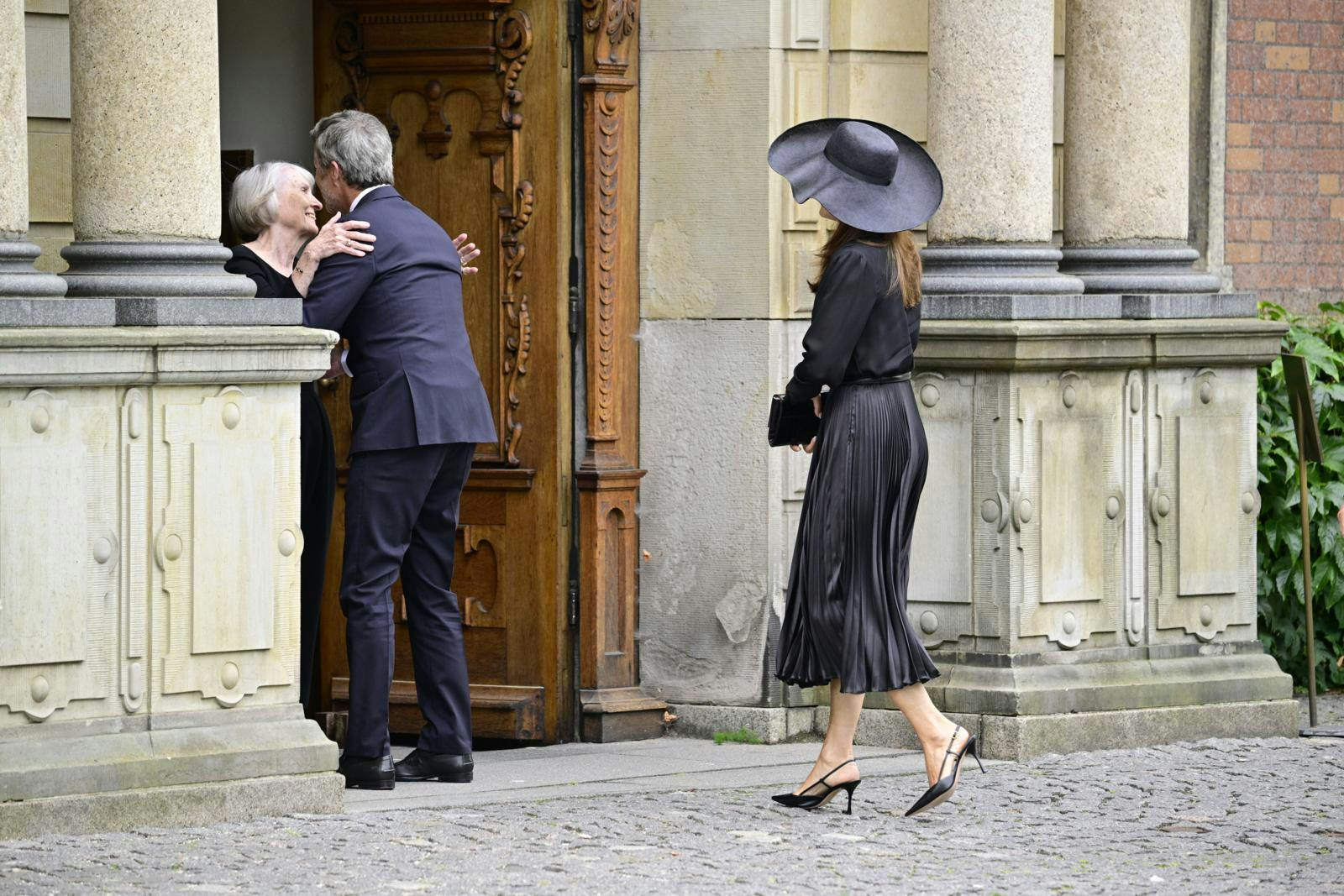 Kong Frederik deltager torsdag i bisættelsen af Per Thornit.