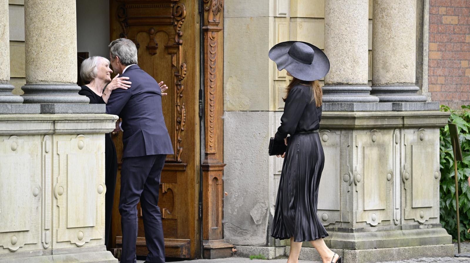 Kong Frederik deltager torsdag i bisættelsen af Per Thornit.