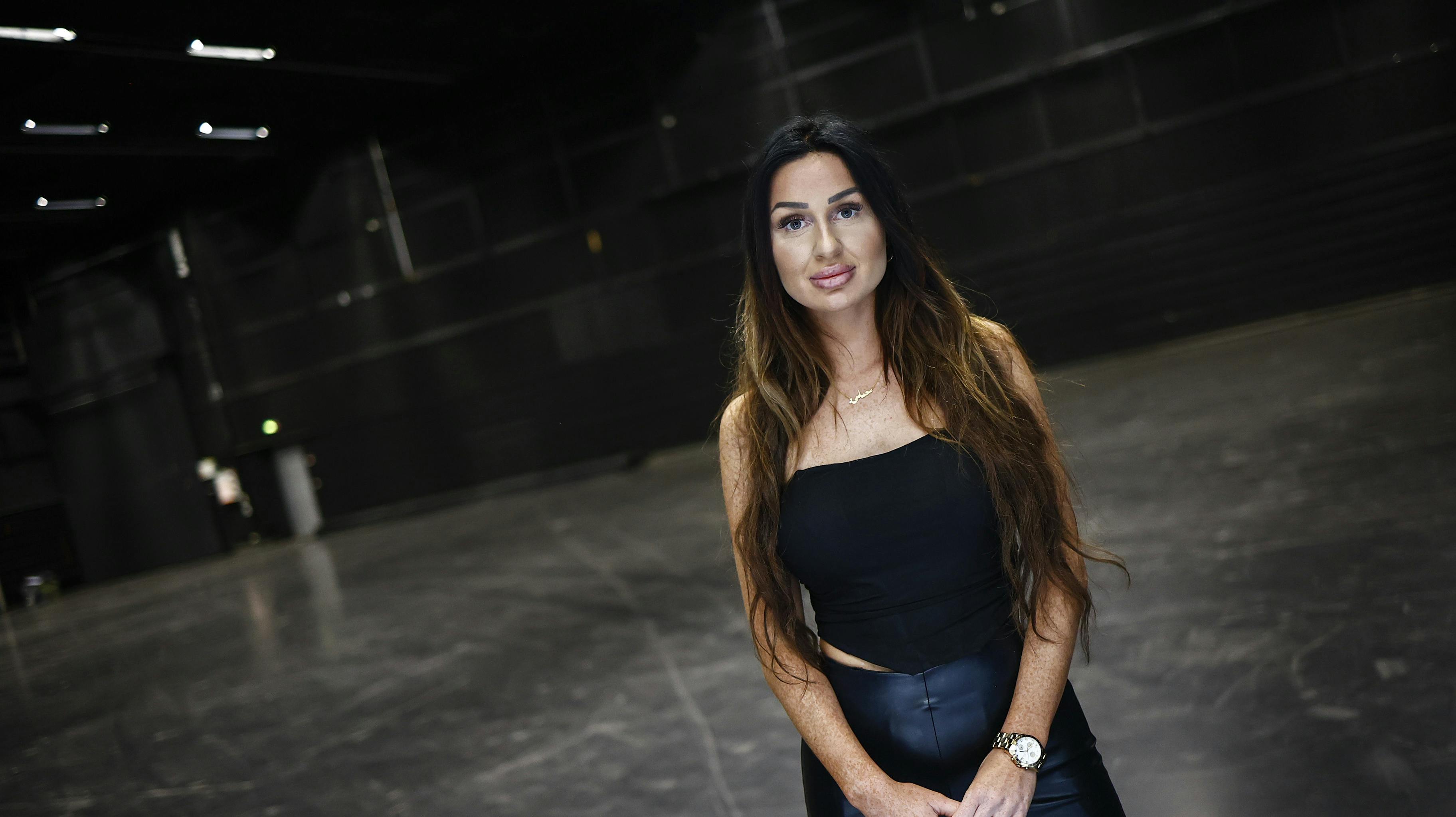 "Paradise Hotel"-vinderen Vivi Bach taler ud om sin dramatiske fortid i podcasten "112 for knuste hjerter" af Maria Jencel.