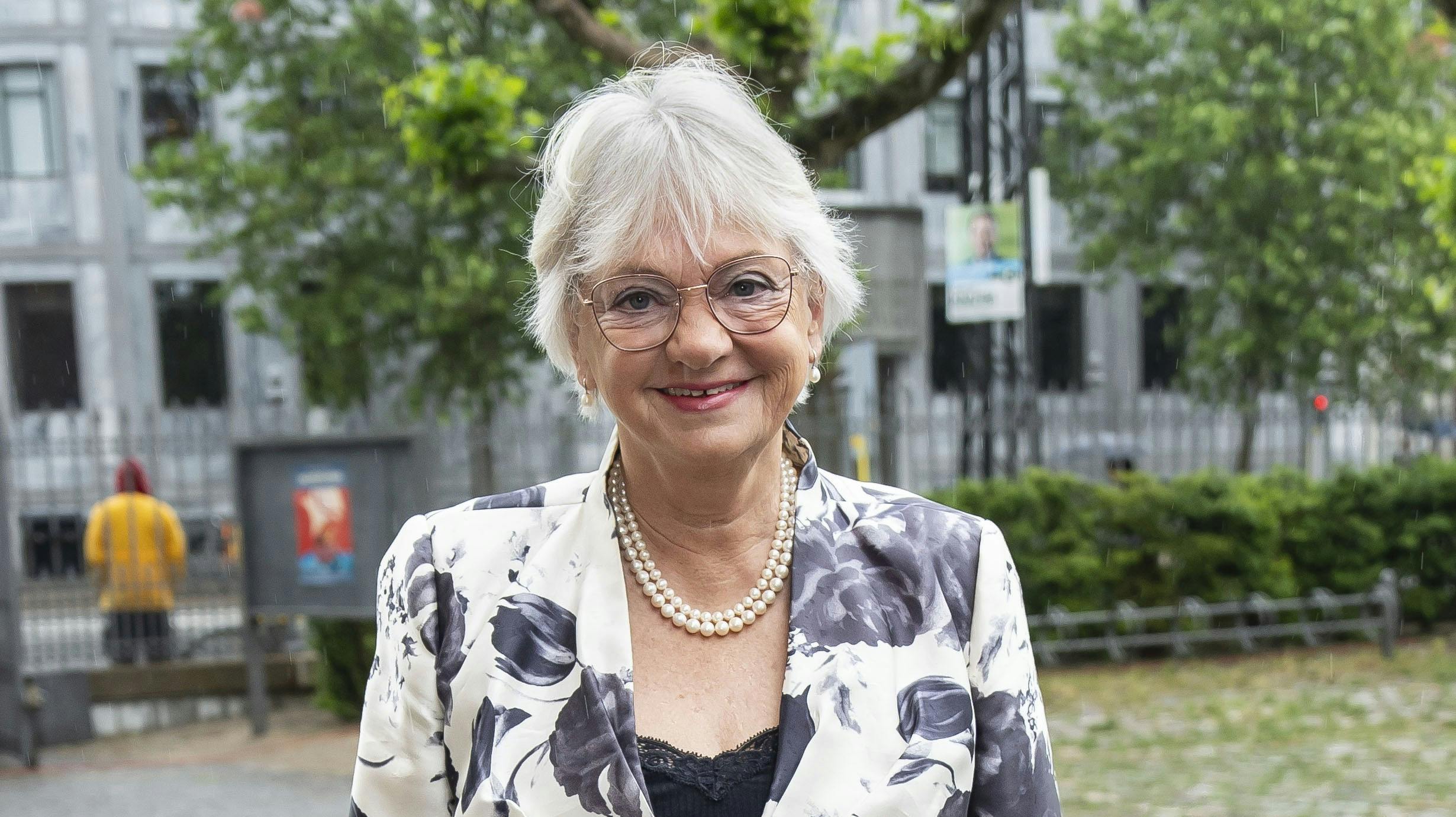 Pia Kjærsgaards arm er heldigvis i bedring, fortæller hun nu.