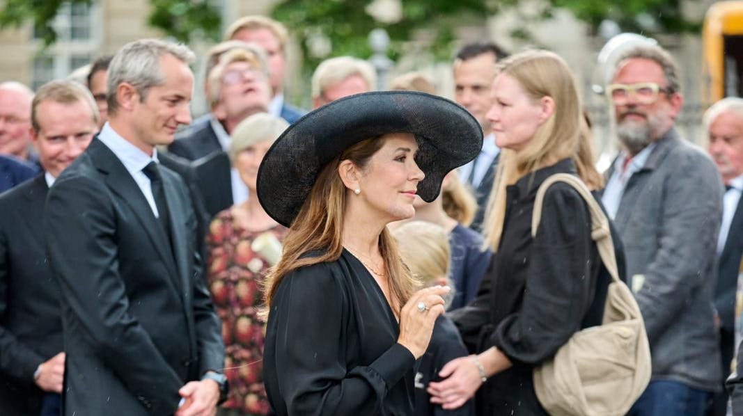 Kigger man godt efter, kan se det lille stykke plaster, der er placeret på dronning Marys hage.