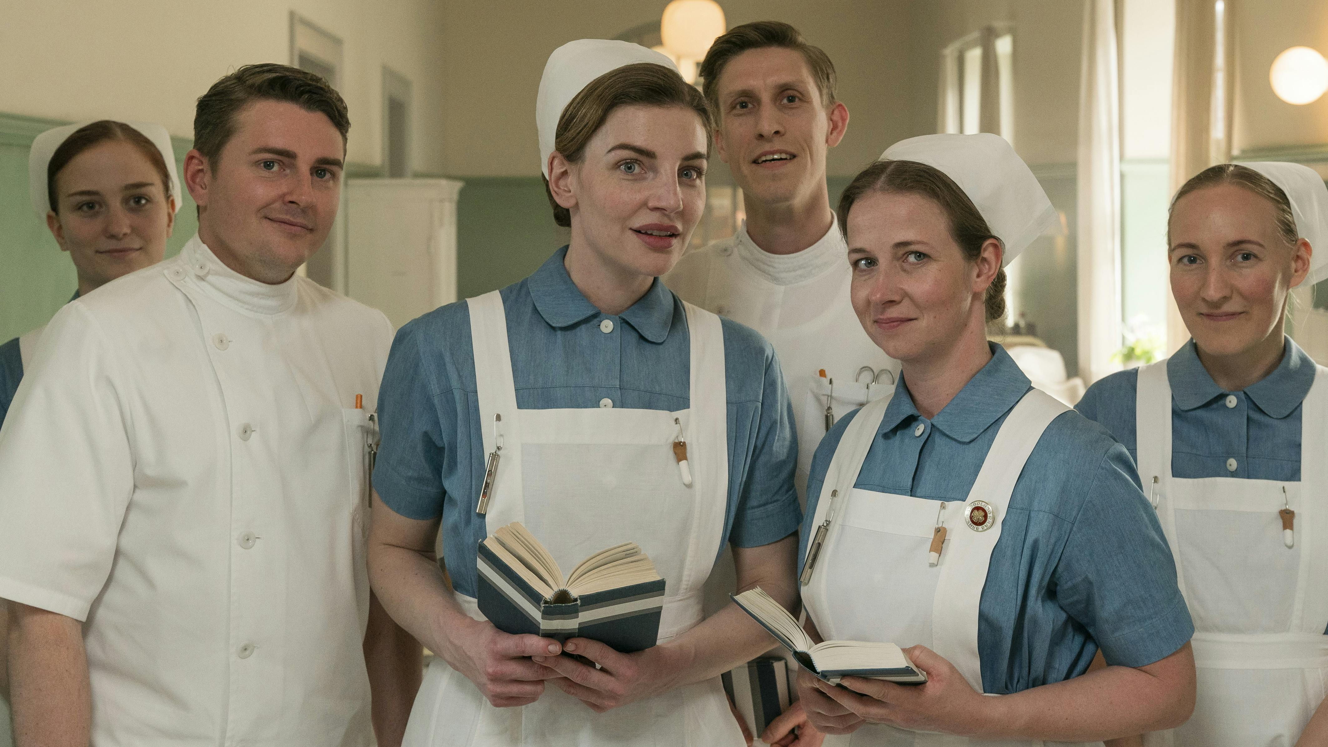 Bjørn (Jesper Groth), Anna (Molly Egelind), Peter (Mikkel Hilgart) og Else (Ulla Vejby) vender tilbage i sjette sæson af "Sygeplejeskolen". Men ikke alt er, som det plejer.