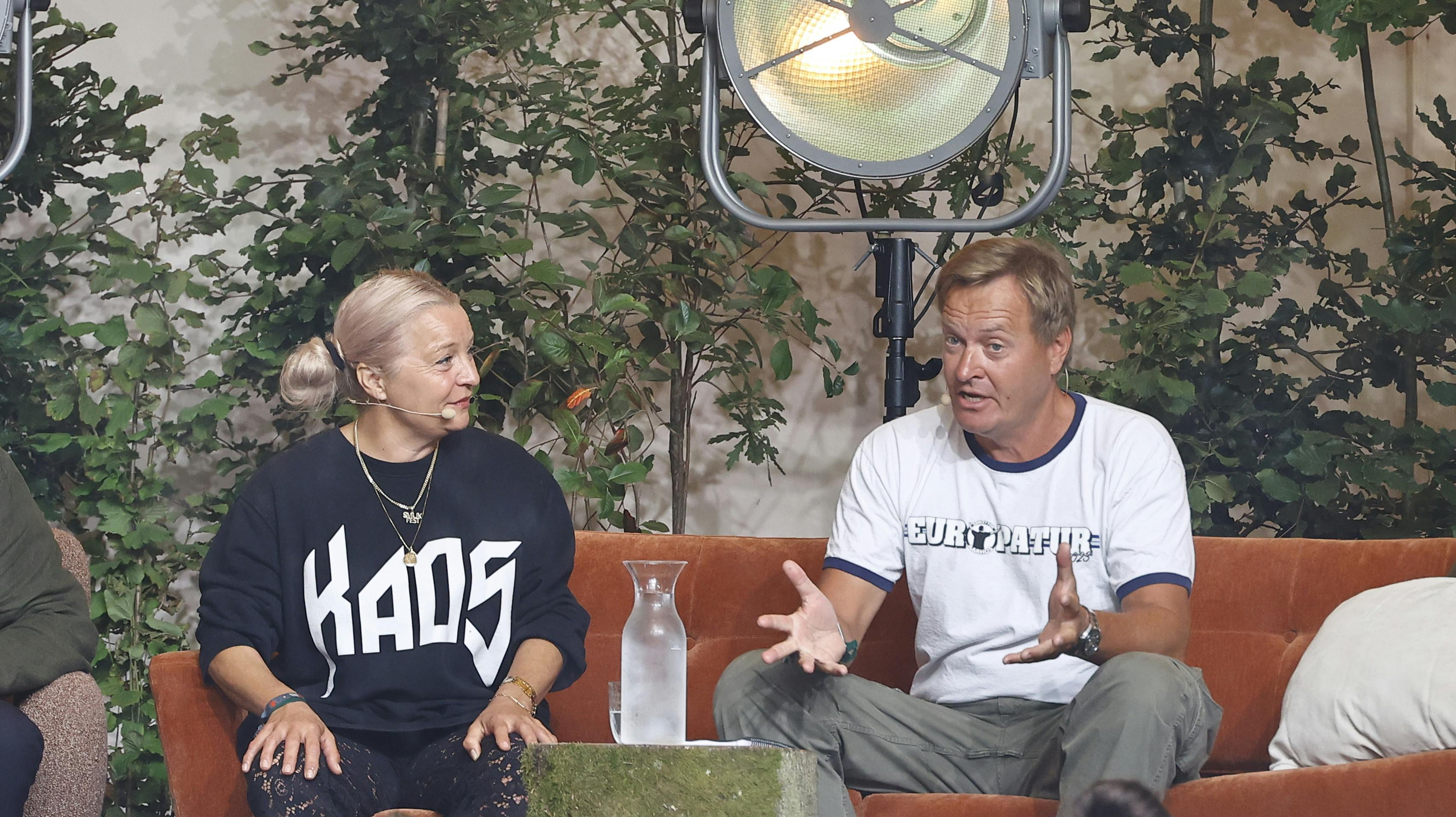 Rasmus Tantholdt var naturligvis mødt op i AGFs farver, da han gæstede "Mads & A-holdet" på Smukfest. 