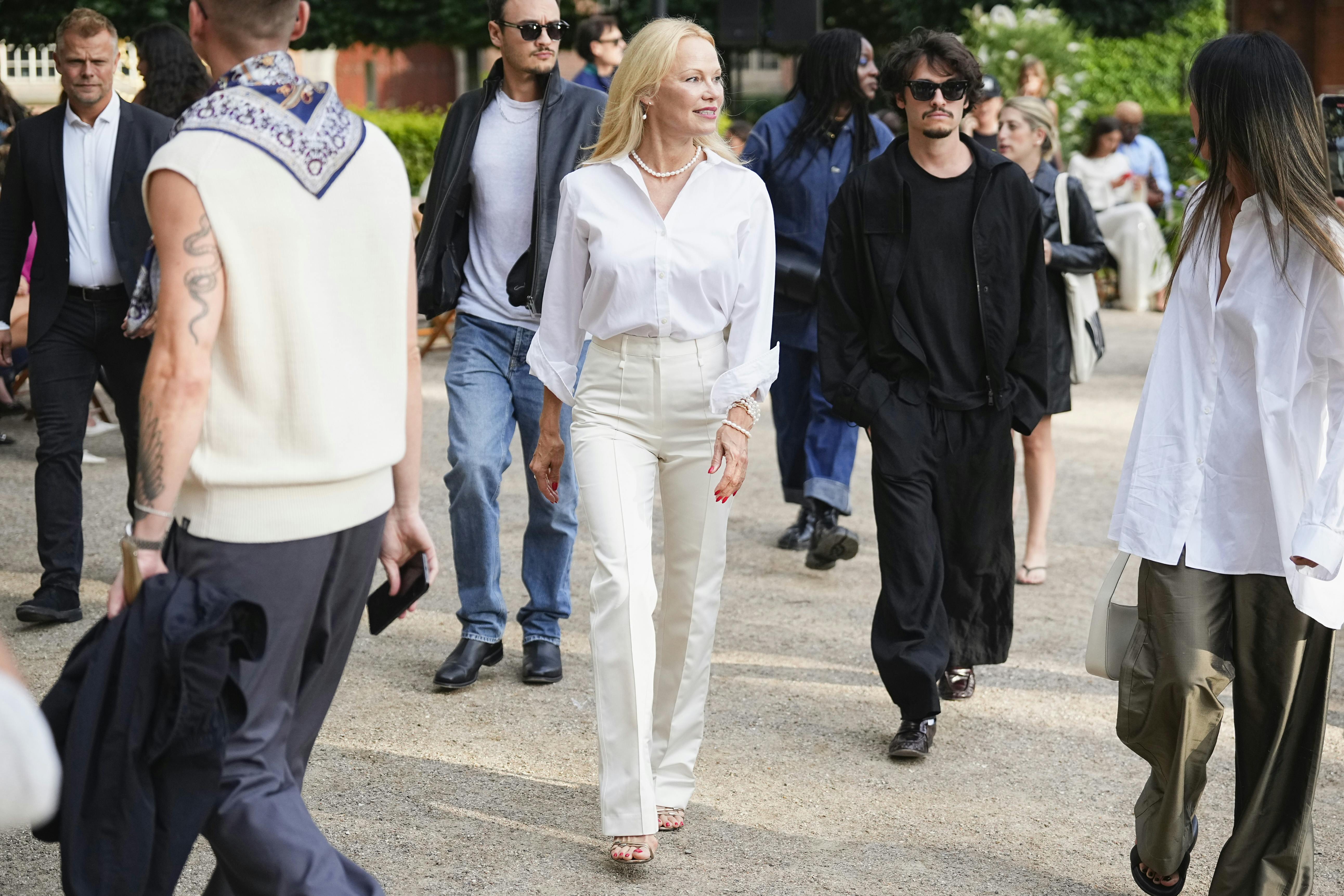 Pamela Anderson med sin ene søn til Copenhagen Fashion Week.