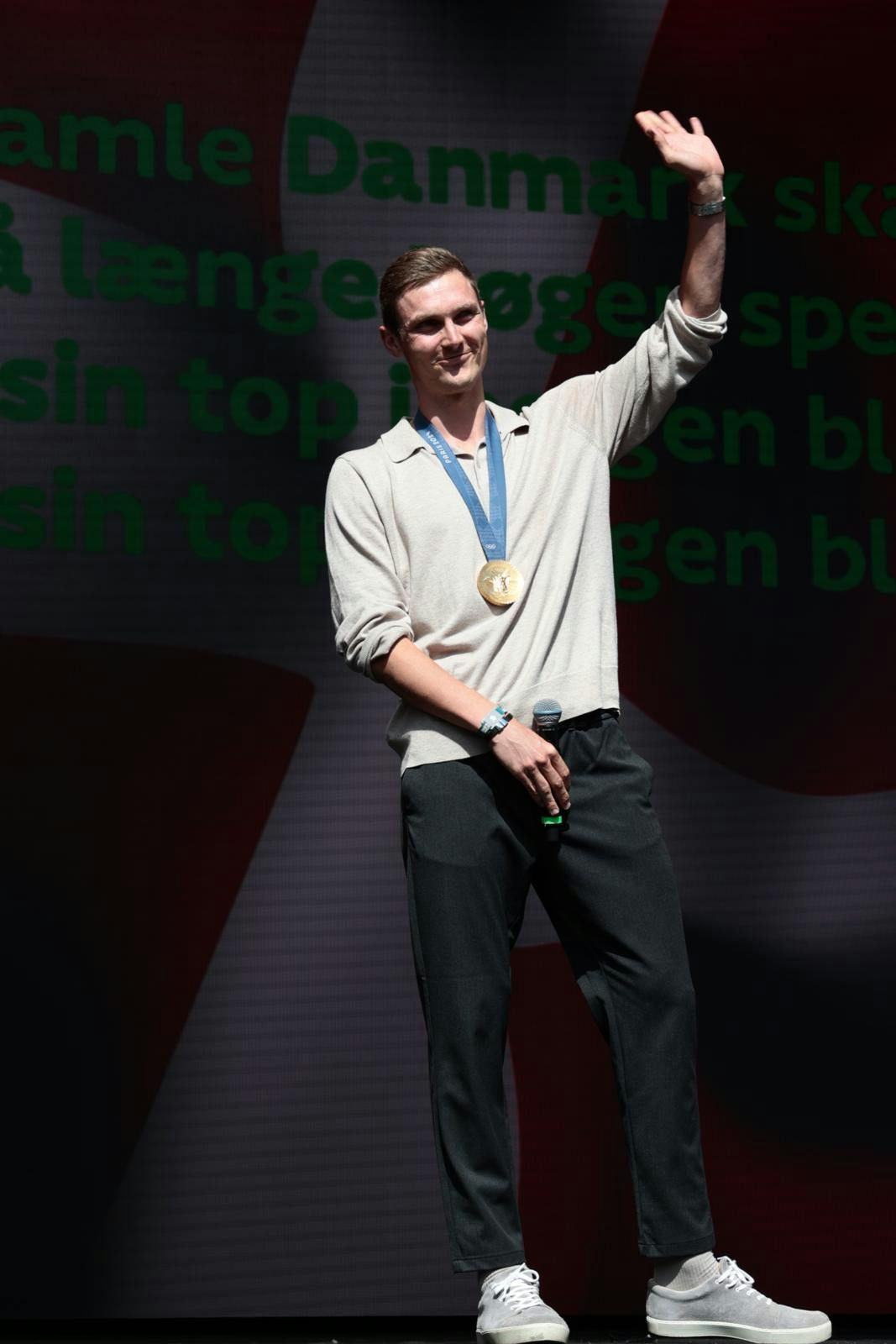 Viktor Axelsen på scenen til Smukfest, hvor han meddelte, at han faktisk var "lidt halv-nervøs".
