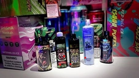 SE og HØRs research viser, at der bliver reklameret for forskellige typer af puff bars på de sociale medier - men produktet er ulovligt i Danmark.