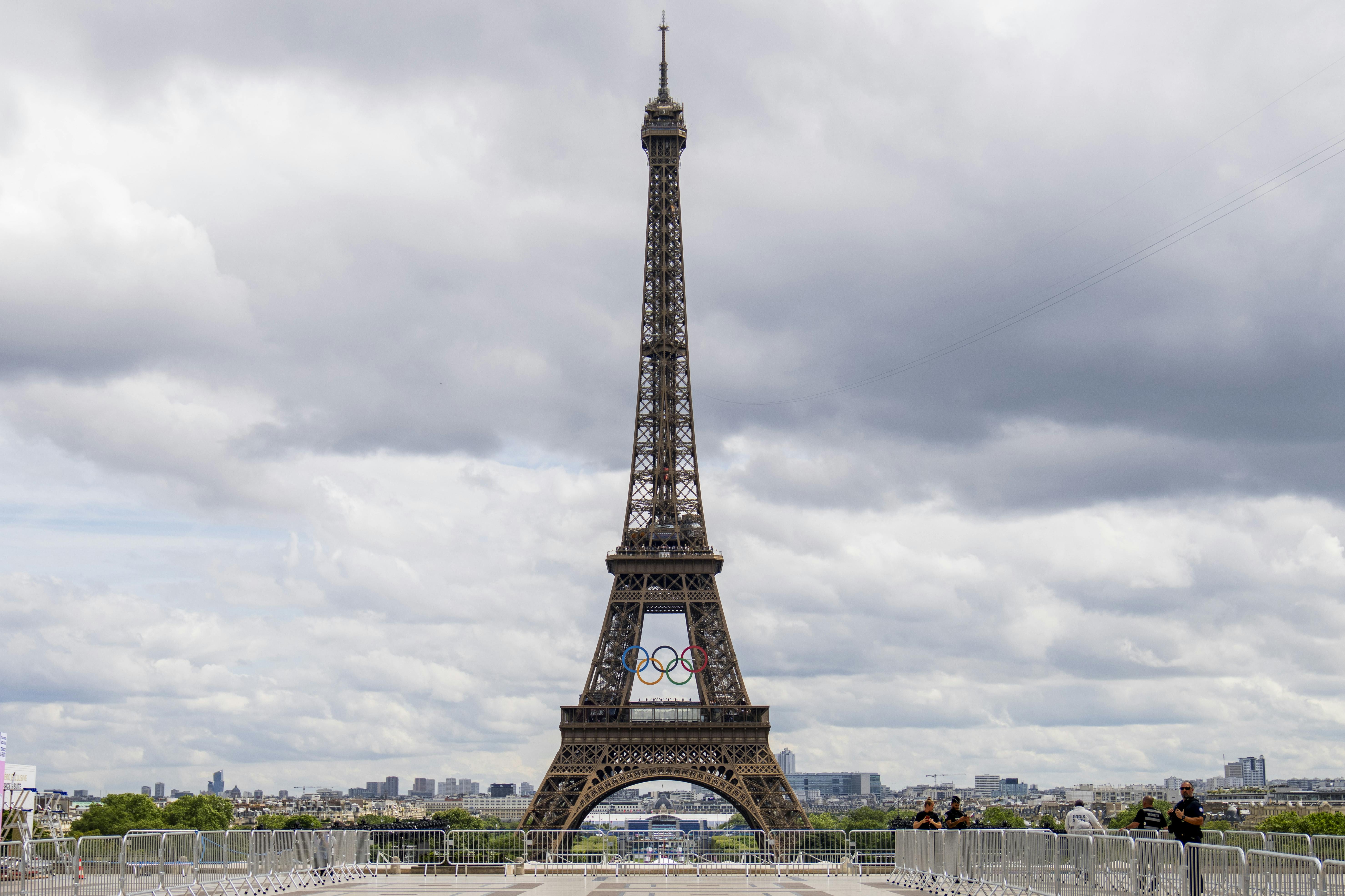 En mand har netop givet sig til at klatre på det ikonsike Eiffeltårn i Paris kort før OL-afslutningen. 