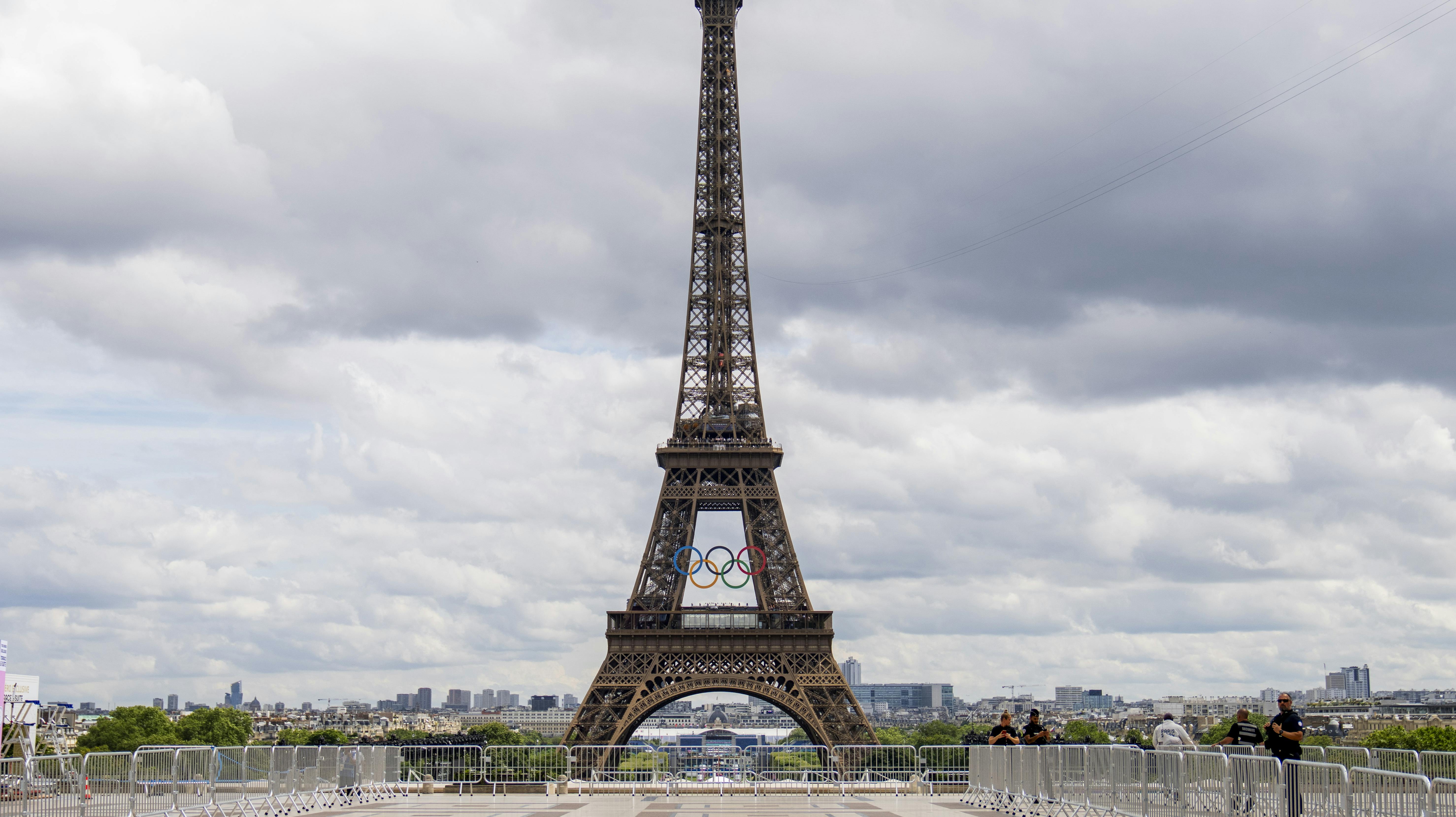 En mand har netop givet sig til at klatre på det ikonsike Eiffeltårn i Paris kort før OL-afslutningen.