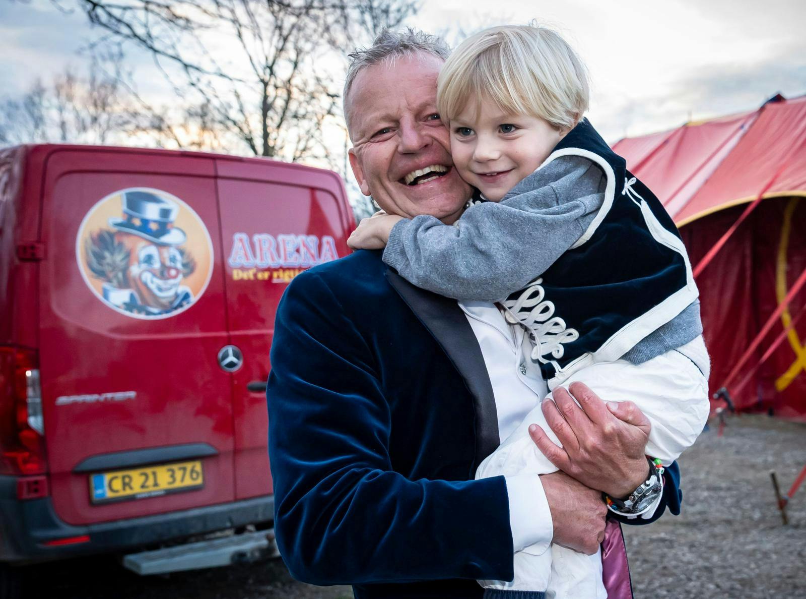 Bubber elsker at være far til små børn, selv om han snart fylder 60 år: – Det er bare fantastisk og fedt at opleve sine børn