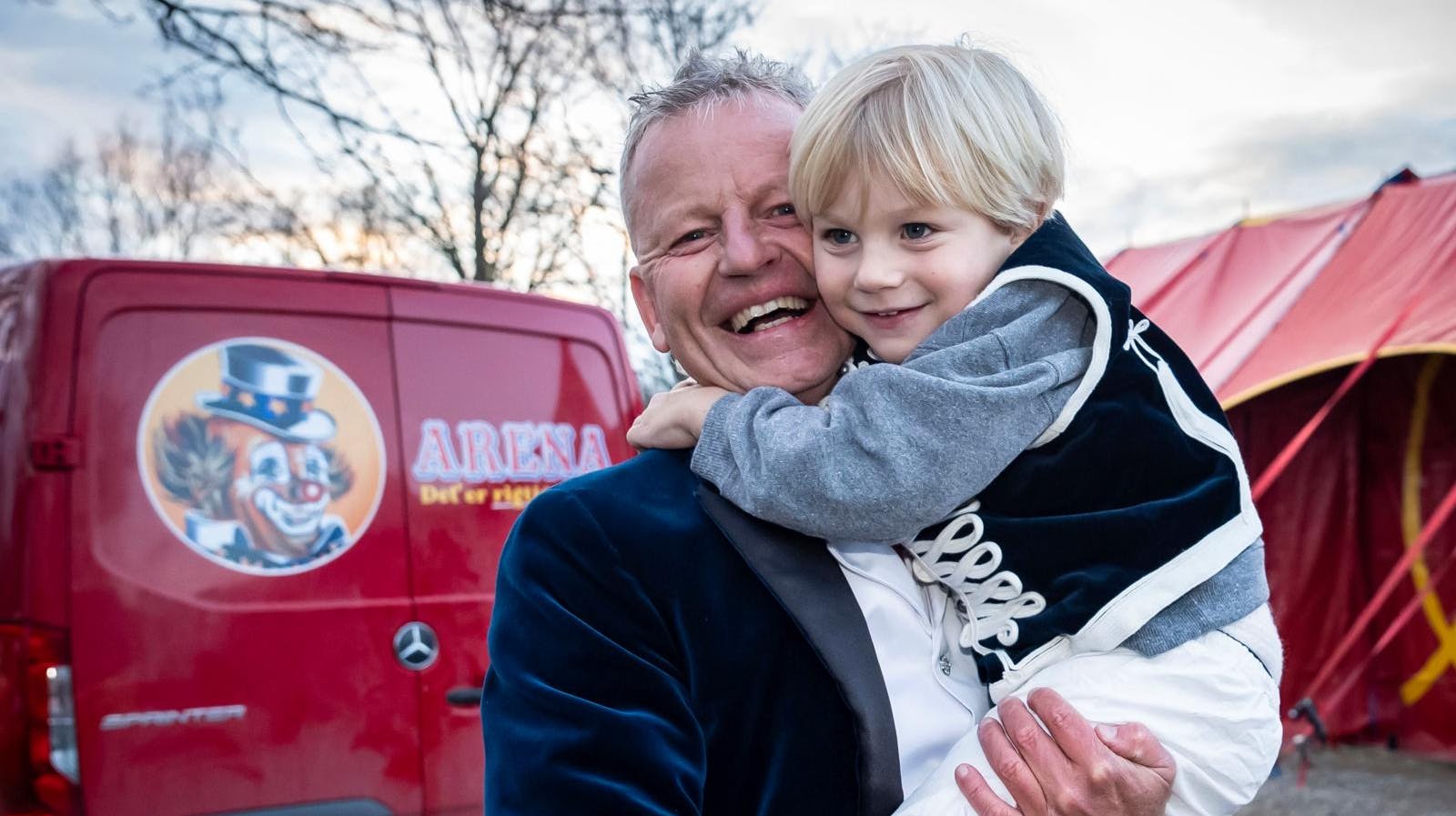 Bubber elsker at være far til små børn, selv om han snart fylder 60 år: – Det er bare fantastisk og fedt at opleve sine børn