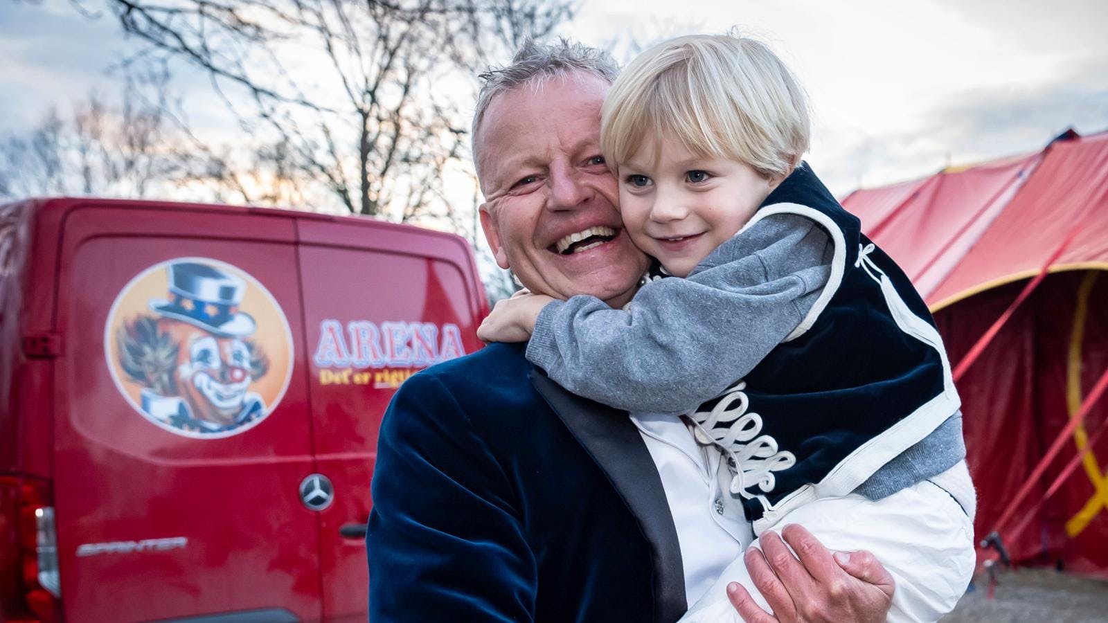 Bubber elsker at være far til små børn, selv om han snart fylder 60 år: – Det er bare fantastisk og fedt at opleve sine børn