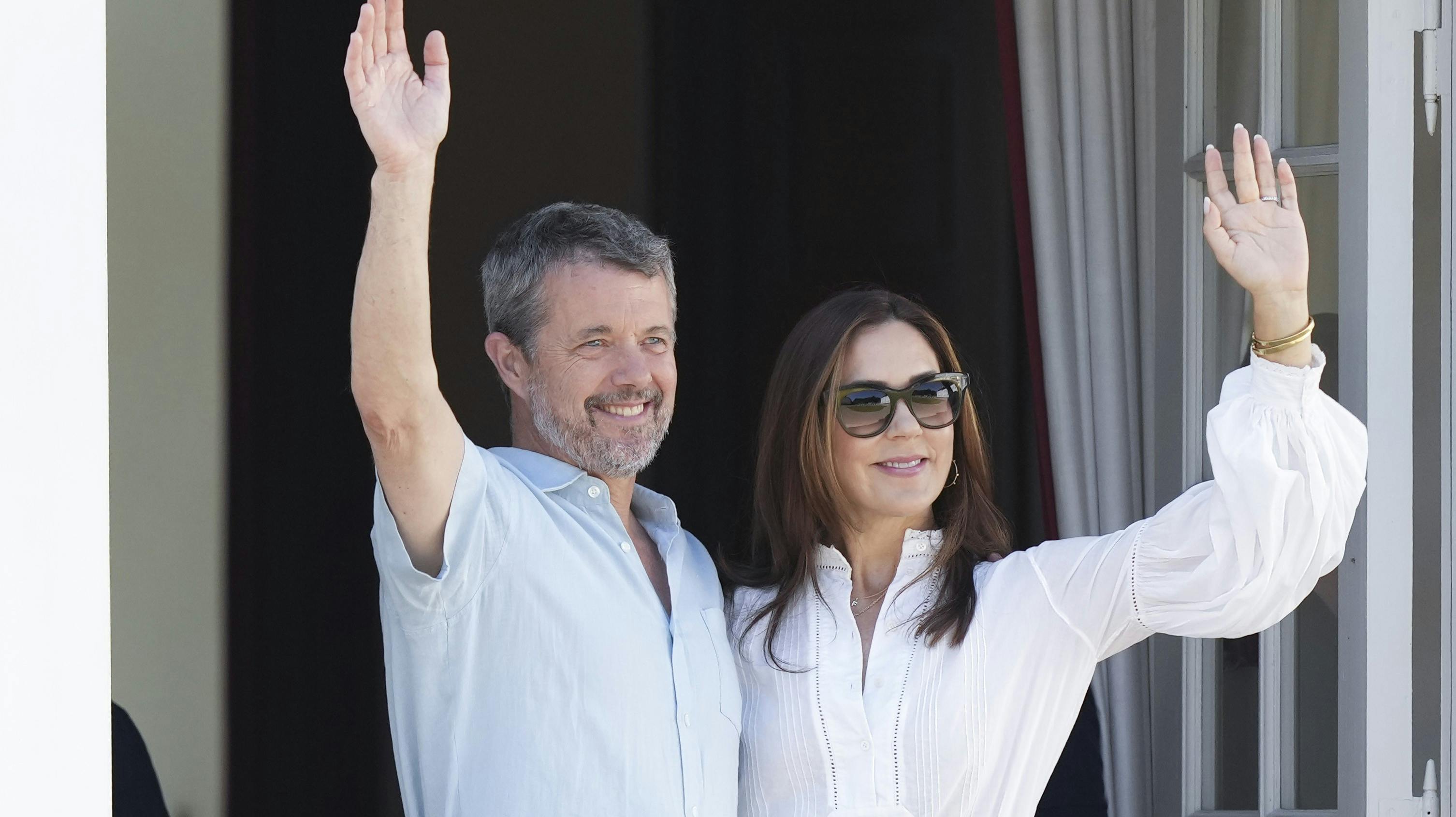 Kong Frederik og dronning Mary slukker tørsten i whisky under årets sommertogt.