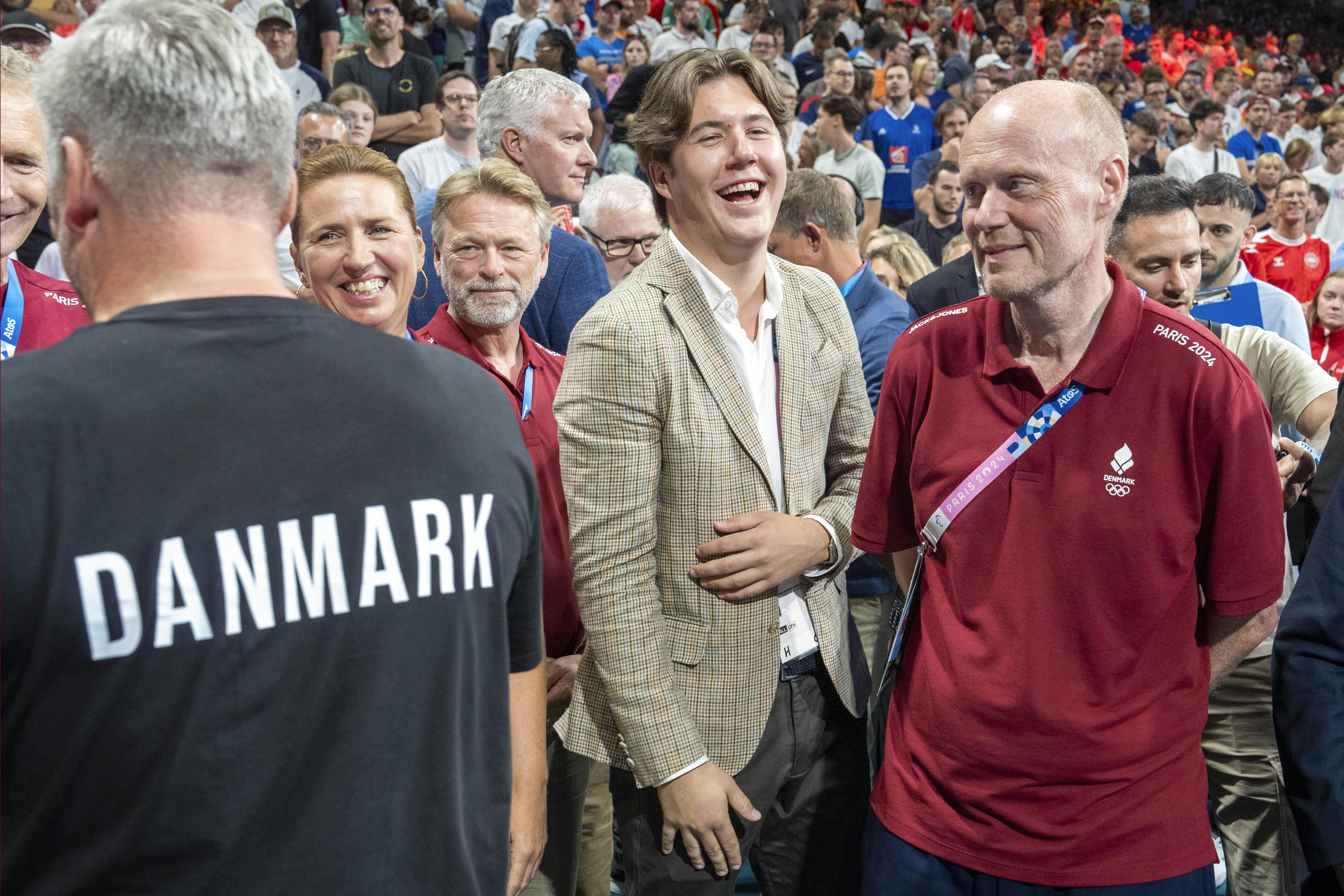 Landstræner Nikolaj Jacobsen får kronprins Christian til at flække grin med en kæk bemærkning.