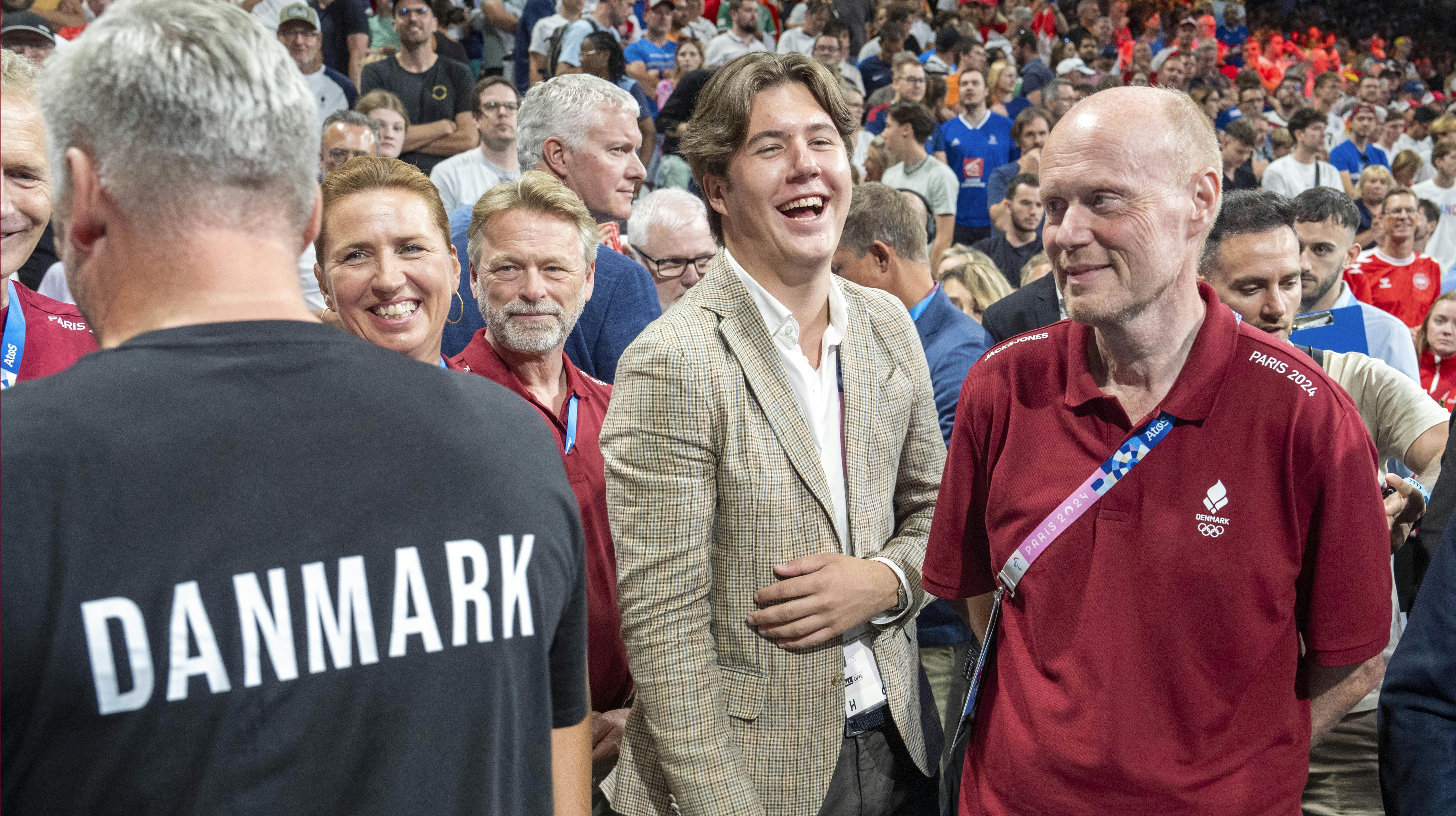 Landstræner Nikolaj Jacobsen får kronprins Christian til at flække grin med en kæk bemærkning.