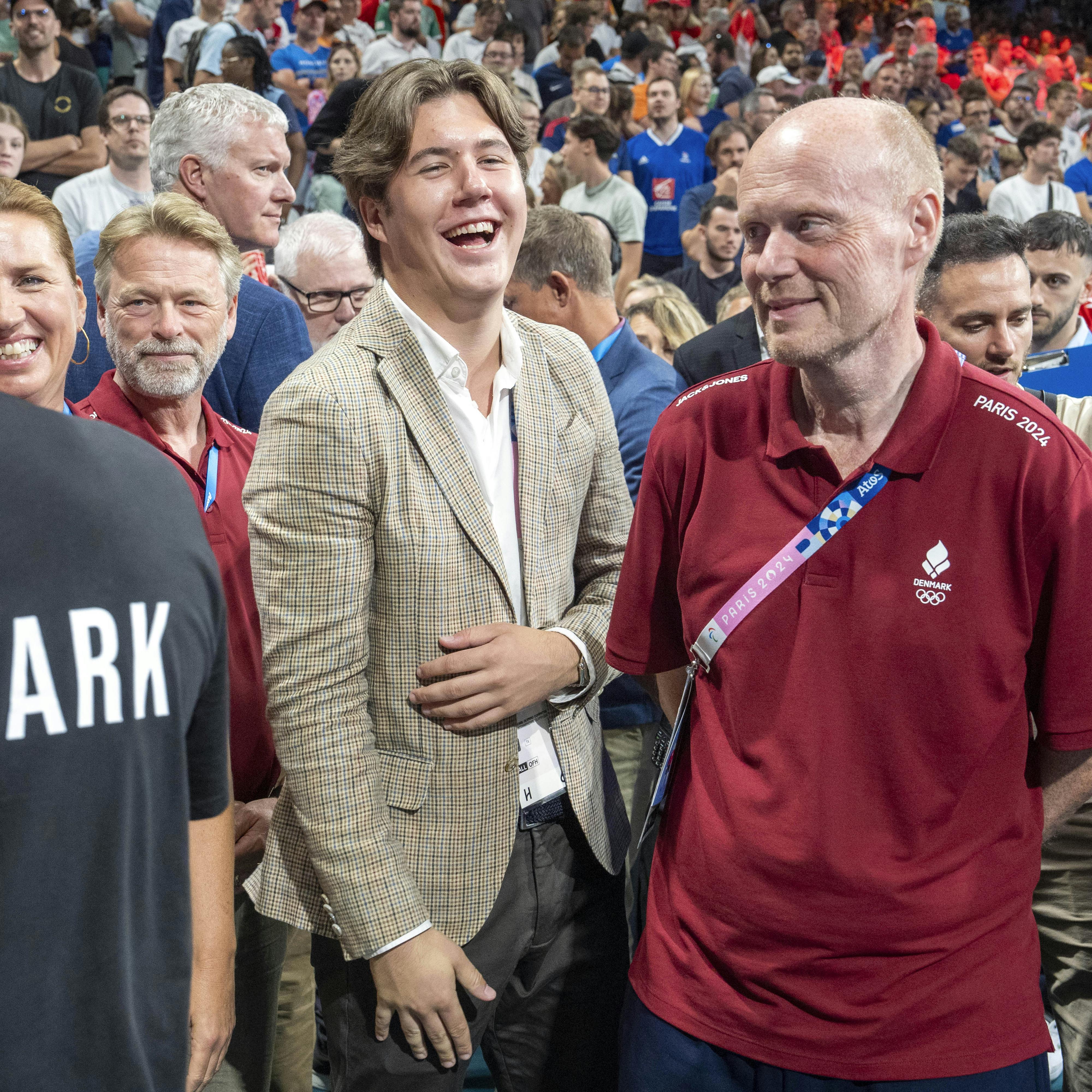 Landstræner Nikolaj Jacobsen får kronprins Christian til at flække grin med en kæk bemærkning.