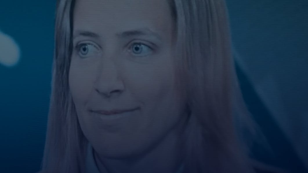Lise Roulund, som er kendt fra dokumentaren "Den sorte svane", blev ifølge sin egen forklaring truet af rockeren Fasar - derfor lod hun ham overføre millioner af kroner til hendes klientkonto.