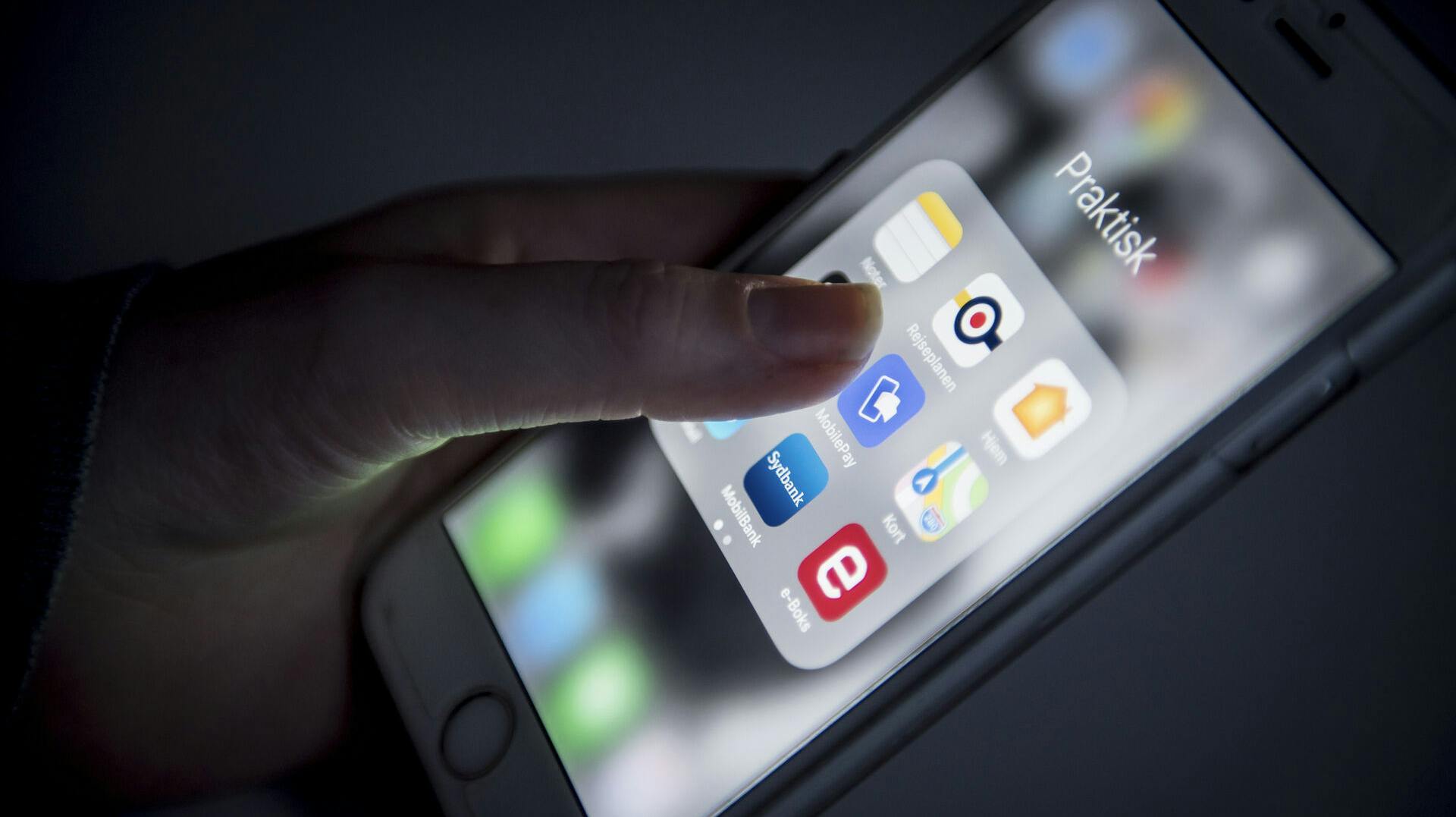 Mobilepay kan være en nem genvej for svindlerne til mange penge, når de første har fået forældre eller bedsteforældre lokket i fælden.