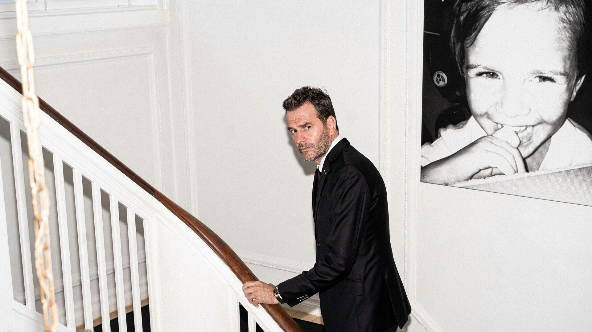 Den kendte Just East-iværksætter Jesper Buch har til sin store overraskelse opdaget, at han har et ekstra familiemedlem.