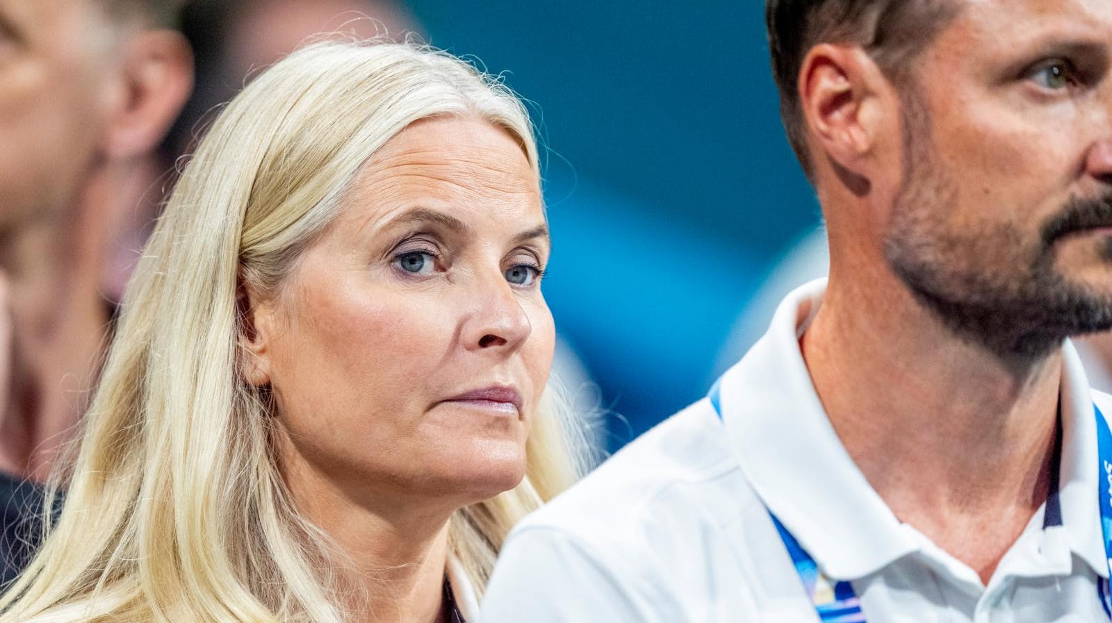 Kronprinsesse Mette-Marit og kronprins Haakon deltog fredag i OL i Paris, hvor parret tydeligt var præget af, at voldssagen rumlede hjemme i Norge.