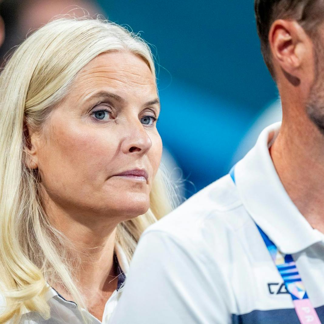 Kronprinsesse Mette-Marit og kronprins Haakon deltog fredag i OL i Paris, hvor parret tydeligt var præget af, at voldssagen rumlede hjemme i Norge.