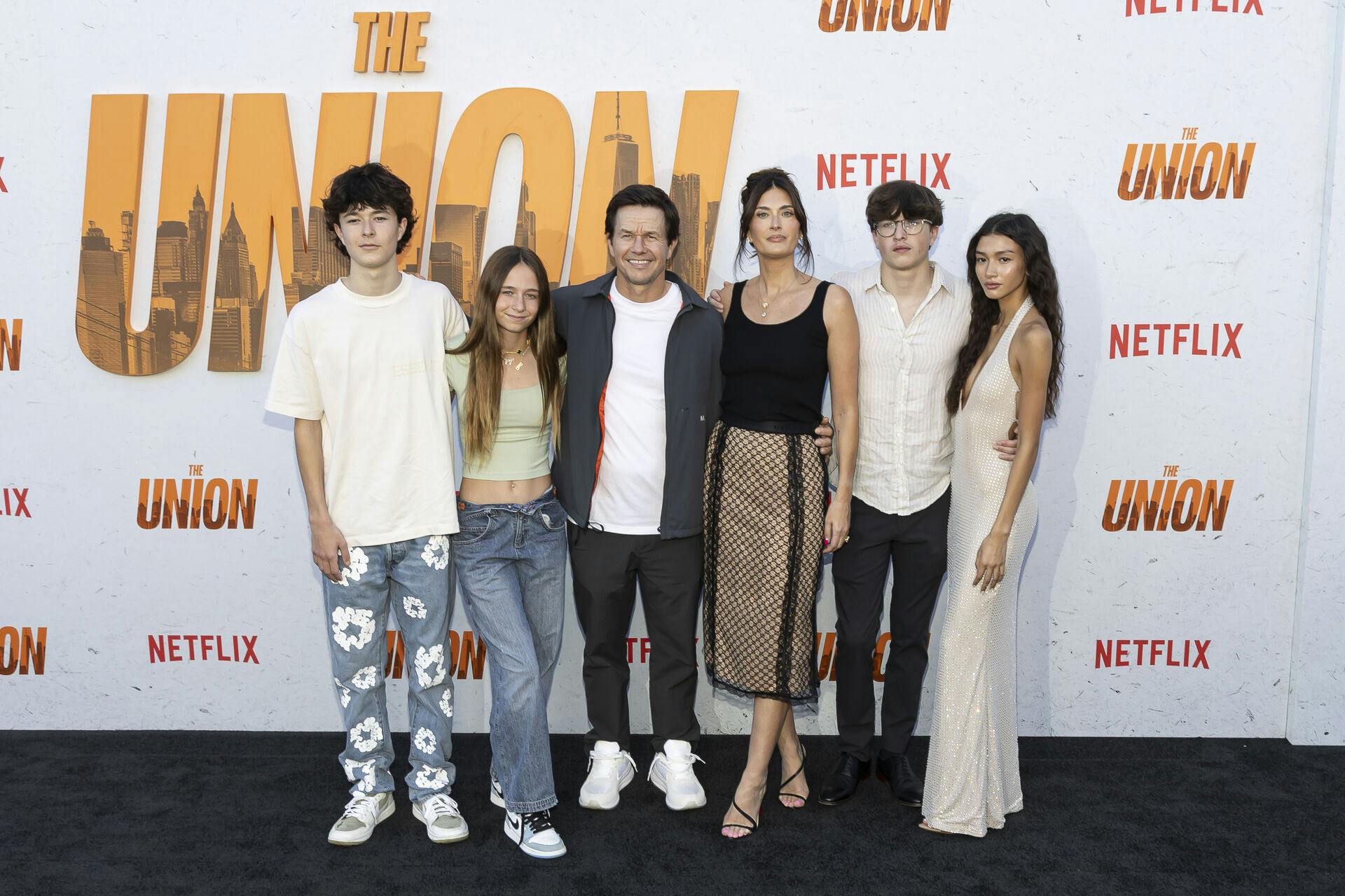Mark Wahlberg, 53, med hustru Durham, 46, og datteren Grace, 14, samt sønnerne Michael, 18, og 15-årige Brendan.