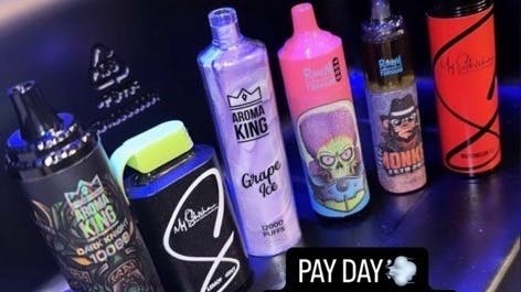 SE og HØRs research viser, at der bliver reklameret for forskellige typer af puff bars på de sociale medier - men produktet er ulovligt i Danmark.