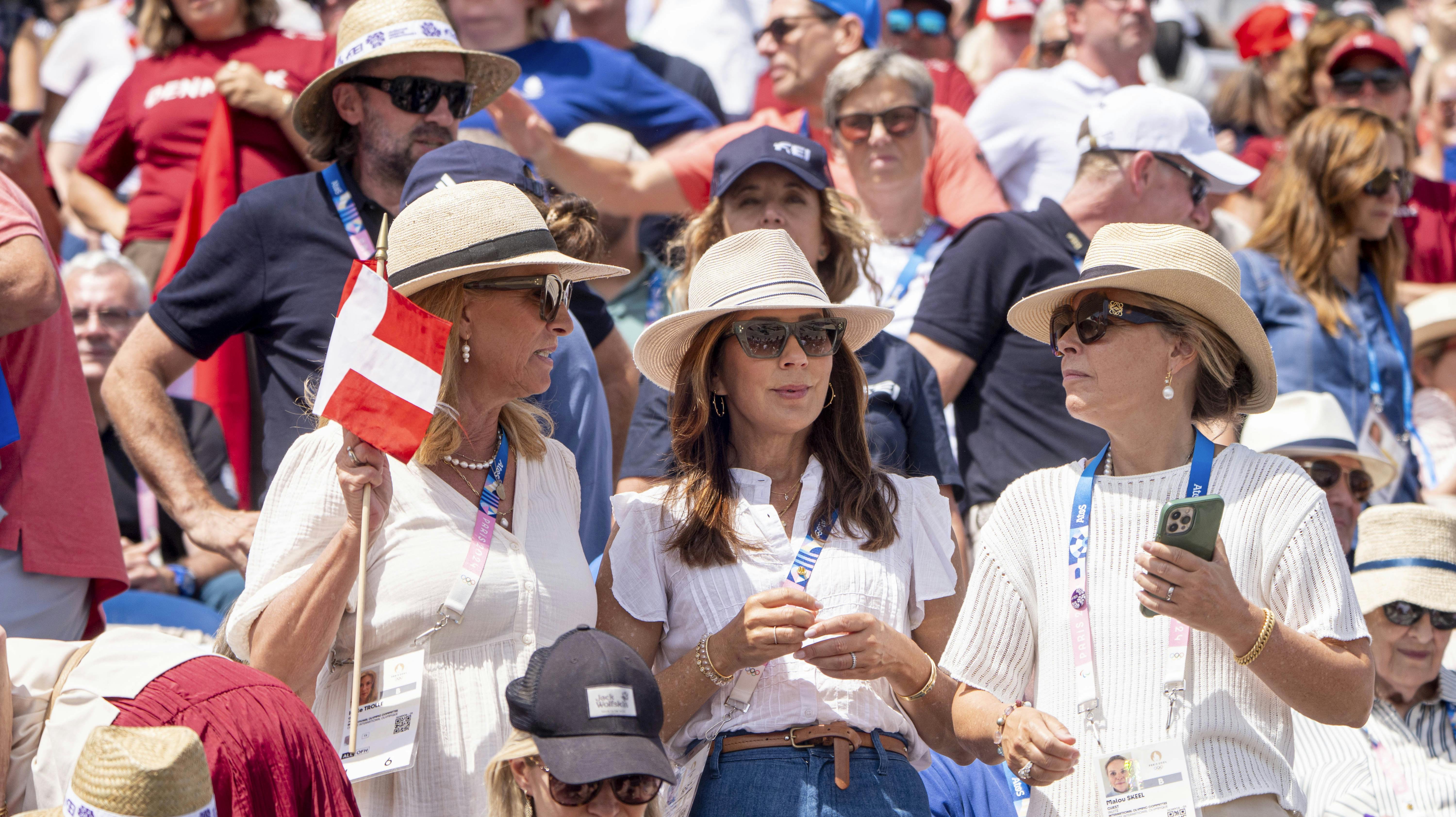 Hvad skal vi nu? Dronning Mary, Helle Trolle (t.v.) og Malou Skeel blev set til flere arrangementer, som de alle kom nemt og gratis ind til. Og på rigtig gode pladser, naturligvis.
