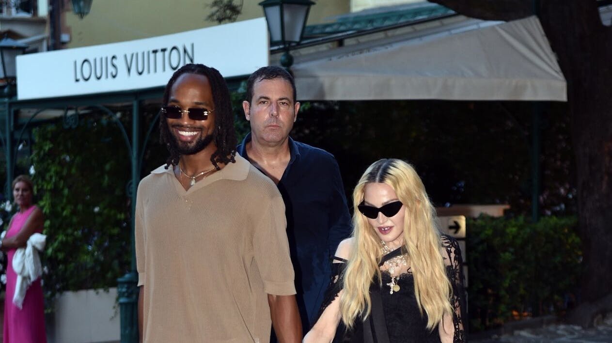 Madonna og hendes nyeste scoring Akeem Morris var meget tæt under besøget i Italien. Og det er ikke første gang, at hun viser sig frem med helt unge fyre.