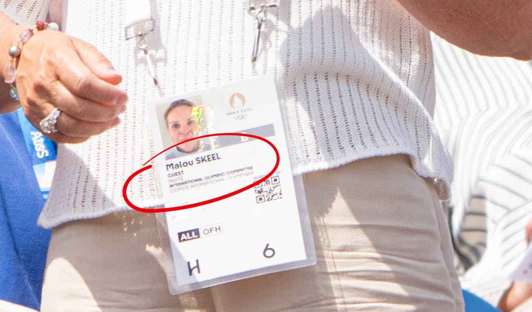 Adgangskortet omkring halsen på Malou Skeel afslører, at hun er gæst hos Den Internationale Olympiske Komité - et gæstekort, hun ifølge DR har fået fra sin veninde dronning Mary. 