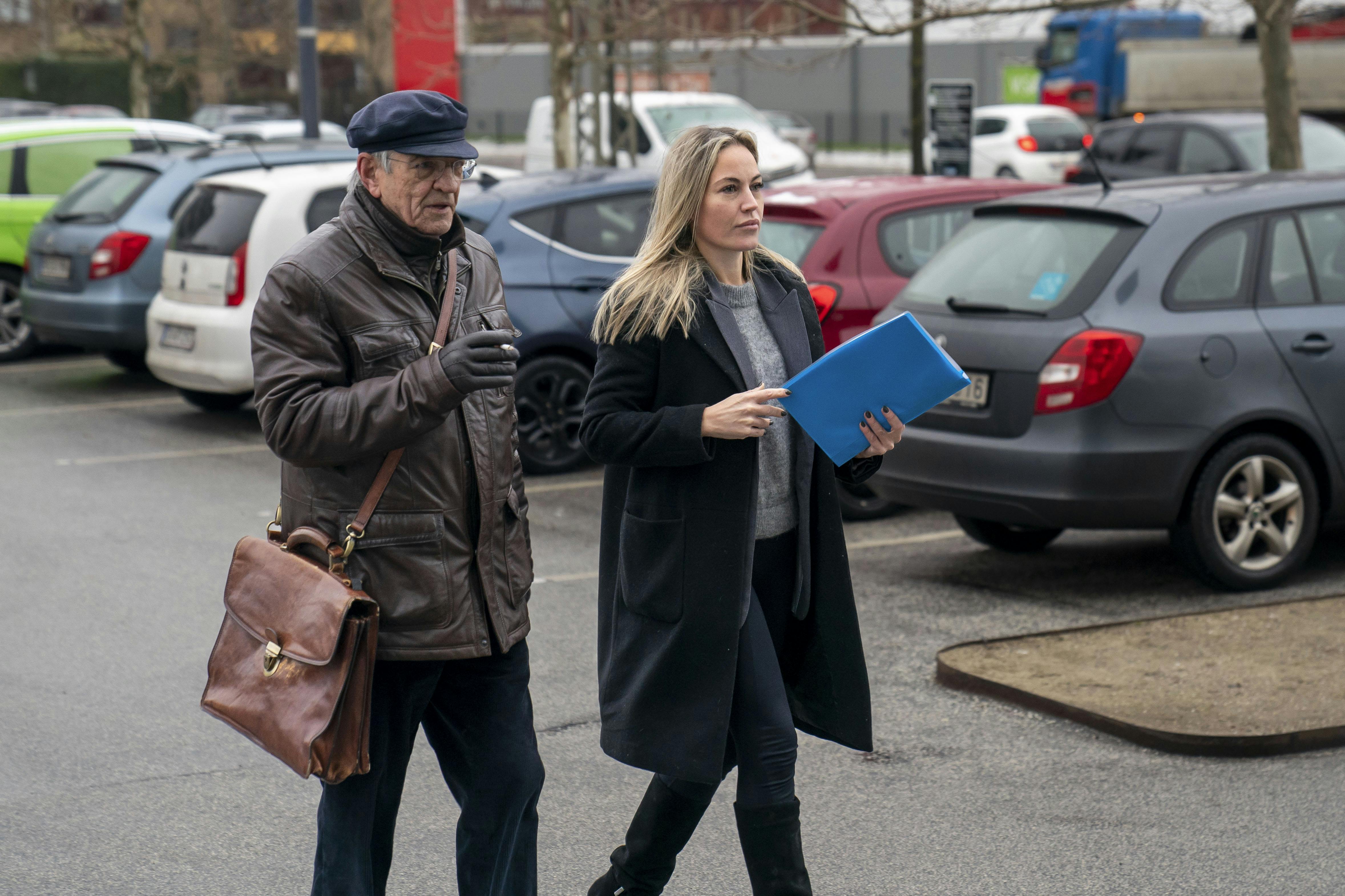 I december 2022 mødte Amalie kampberedt op i Familieretshuset med sin advokat. Her haglede beskyldninger afsted mod Mikkel i kampen om at vinde retten til at bo med parrets to børn.