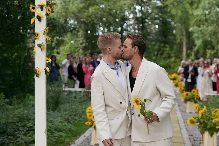 Det er så yndigt at følges ad – og yndigt så det ud, da Martin Storgaard og Lucas Lohmann forleden sagde ja til hinanden i et blomsterhav af solsikker, som de selv havde været ude at plukke hos en lokal landmand.