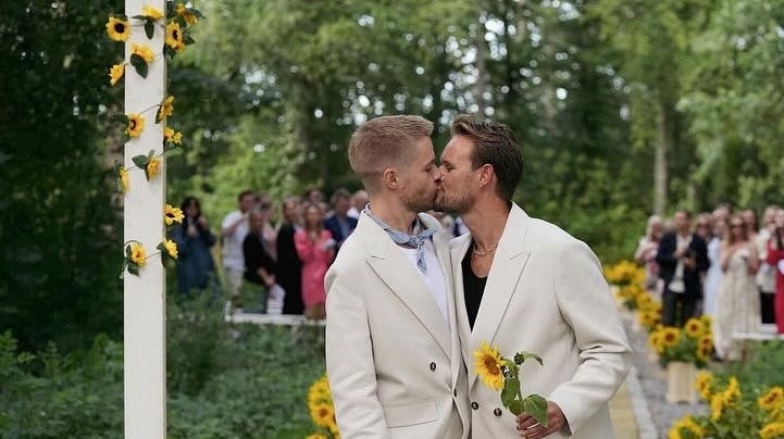 Det er så yndigt at følges ad – og yndigt så det ud, da Martin Storgaard og Lucas Lohmann forleden sagde ja til hinanden i et blomsterhav af solsikker, som de selv havde været ude at plukke hos en lokal landmand.