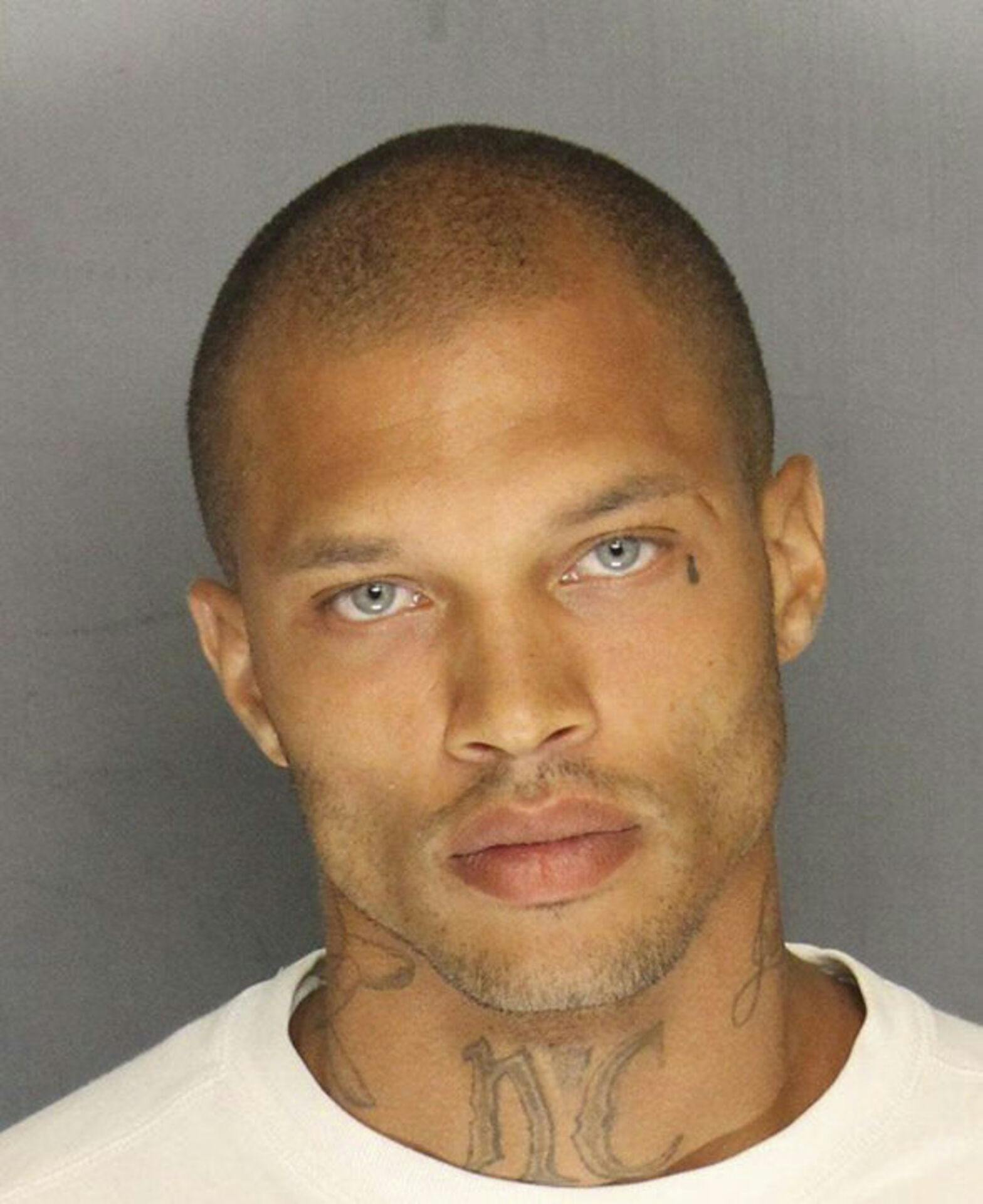 Det var dette billede - delt på Stockton Police Departments facebookside i juni 2014 - der gjorde Jeremy Meeks verdensberømt. 
