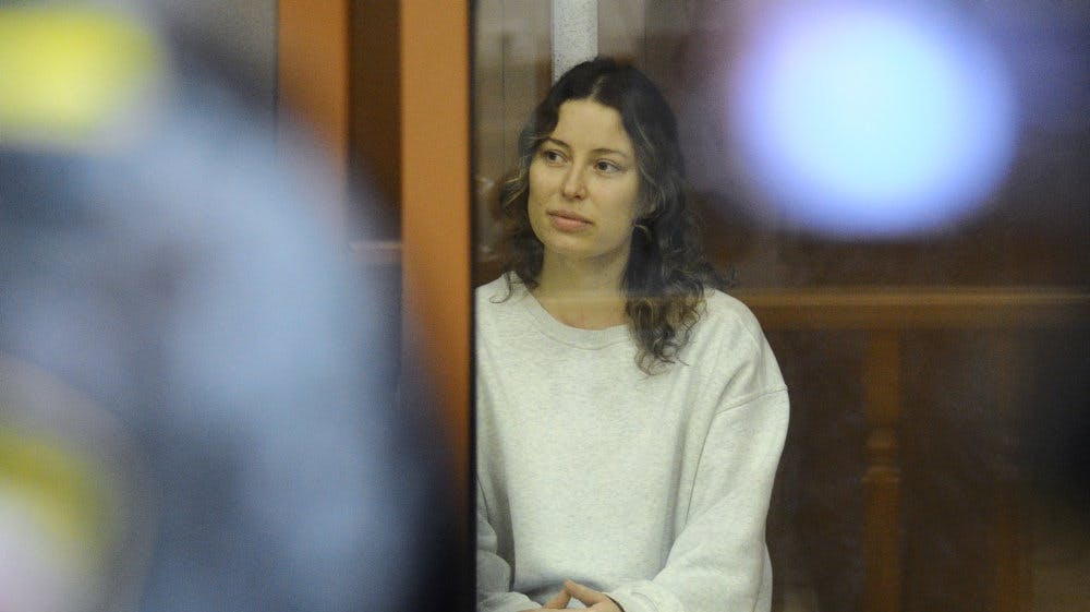 Ksenia Karelina på anklagebænken i Jekatarinburg. Kvinden, der har russisk og amerikansk statsborgerskab, blev anholdt tidligere i år, da hun ville besøge sin familie i Rusland.
