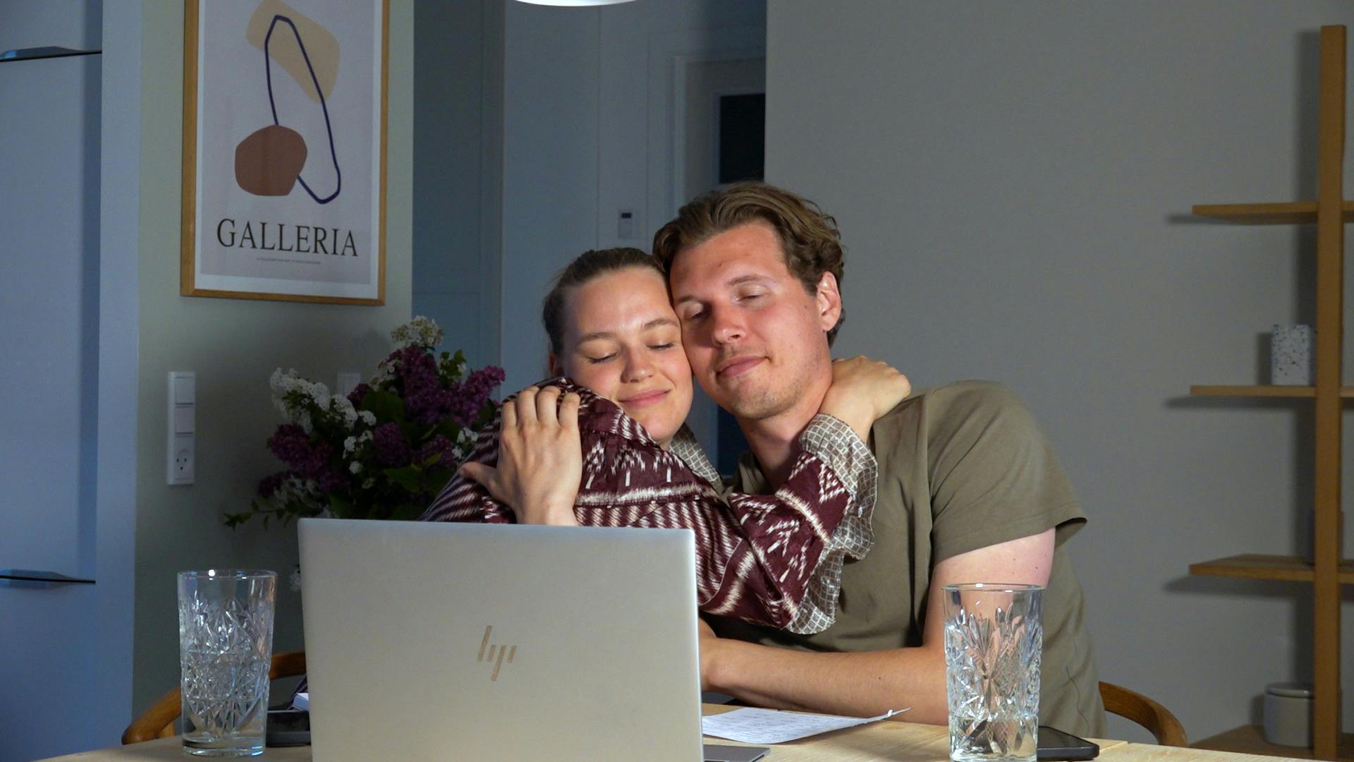 Forældrene Nana og Frederik stolede på, at den amerikanske læge kunne hjælpe Hailey trods en risikabel operation. - Det har været svært som forældre at være vidne til, at Haileys malformation voksede meget hurtigt, uden at kunne gøre noget. Det har givet ekstra motivation til at undersøge andre muligheder, siger Frederik, og Nana supplerer: – For at være i det har vi lagt de følelser til side for at være der for vores børn.