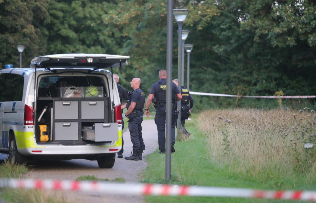 Politiet rykkede massivt ud, efter en 25-årig svensk mand blev anholdt i besiddelse af to håndgranater - nu er en dansk mand anholdt for at have hjulpet ham.