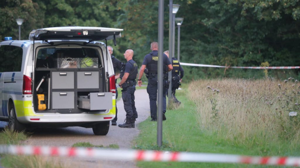 Politiet rykkede massivt ud, efter en 25-årig svensk mand blev anholdt i besiddelse af to håndgranater - nu er en dansk mand anholdt for at have hjulpet ham.